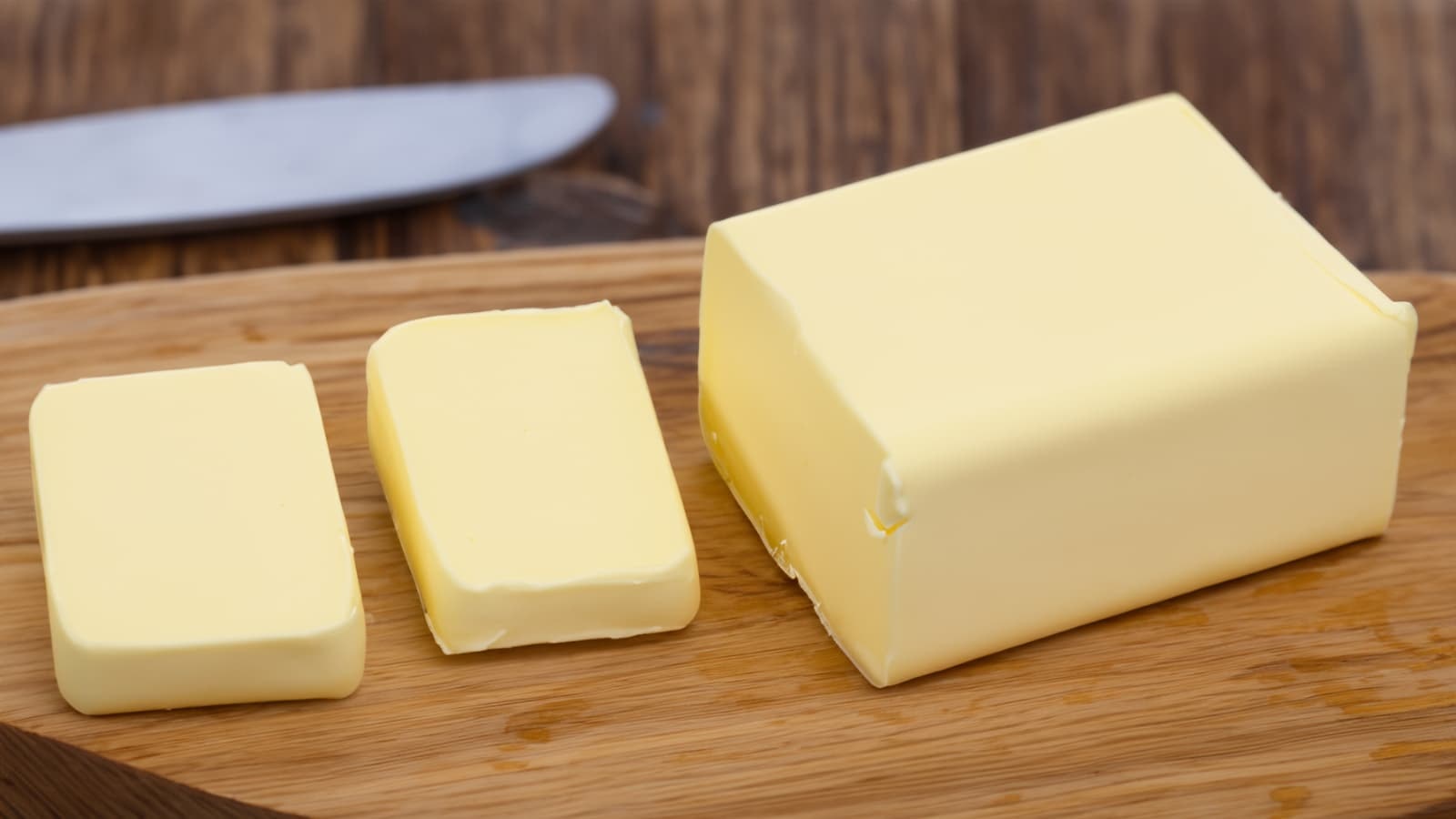 Butter oder Margarine? Was ist gesünder? Bild von einem Block Butter.