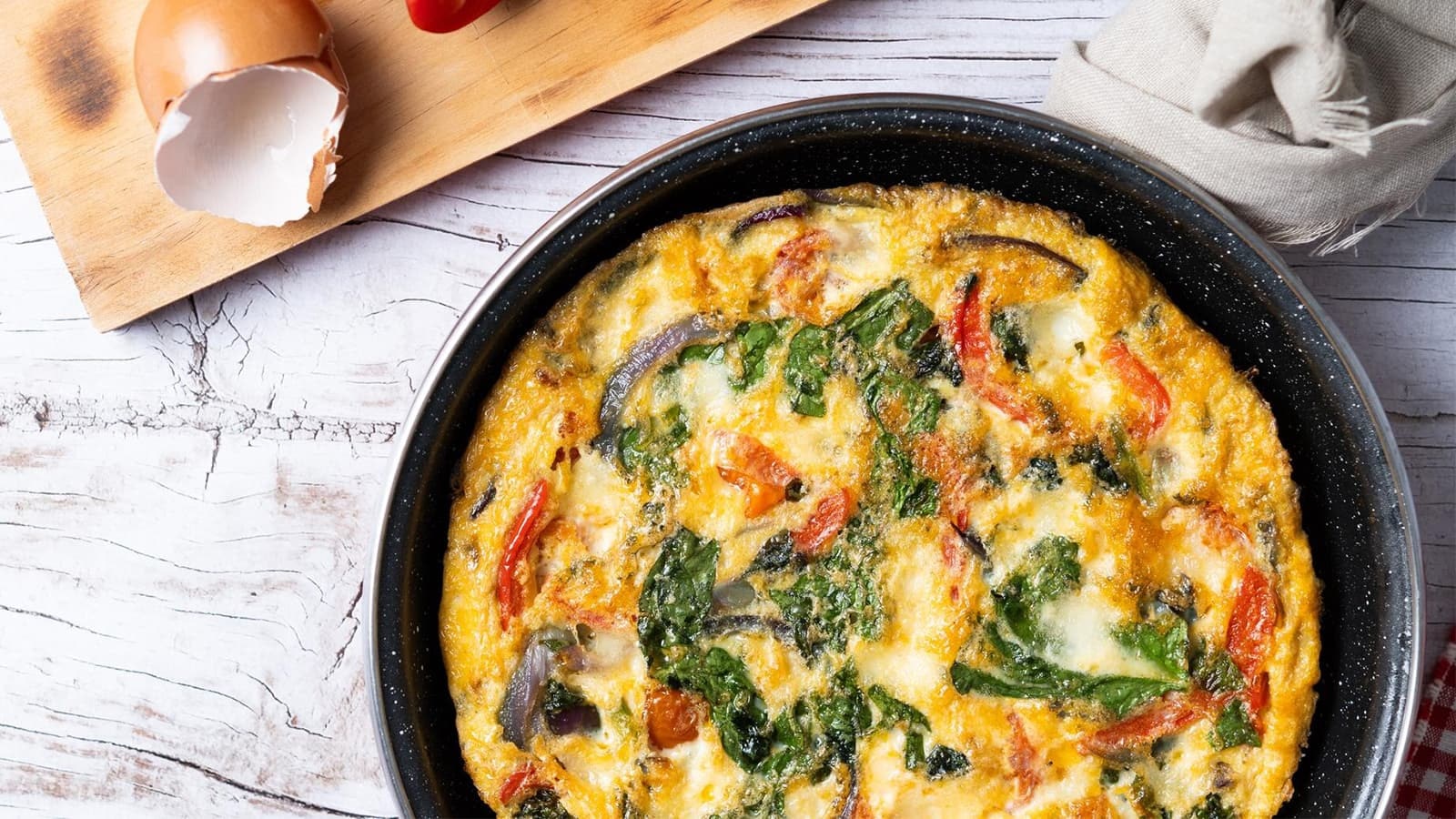 Rezept für ein High Protein Omelette. Bild von einem High Protein Omelette in einer Pfanne.