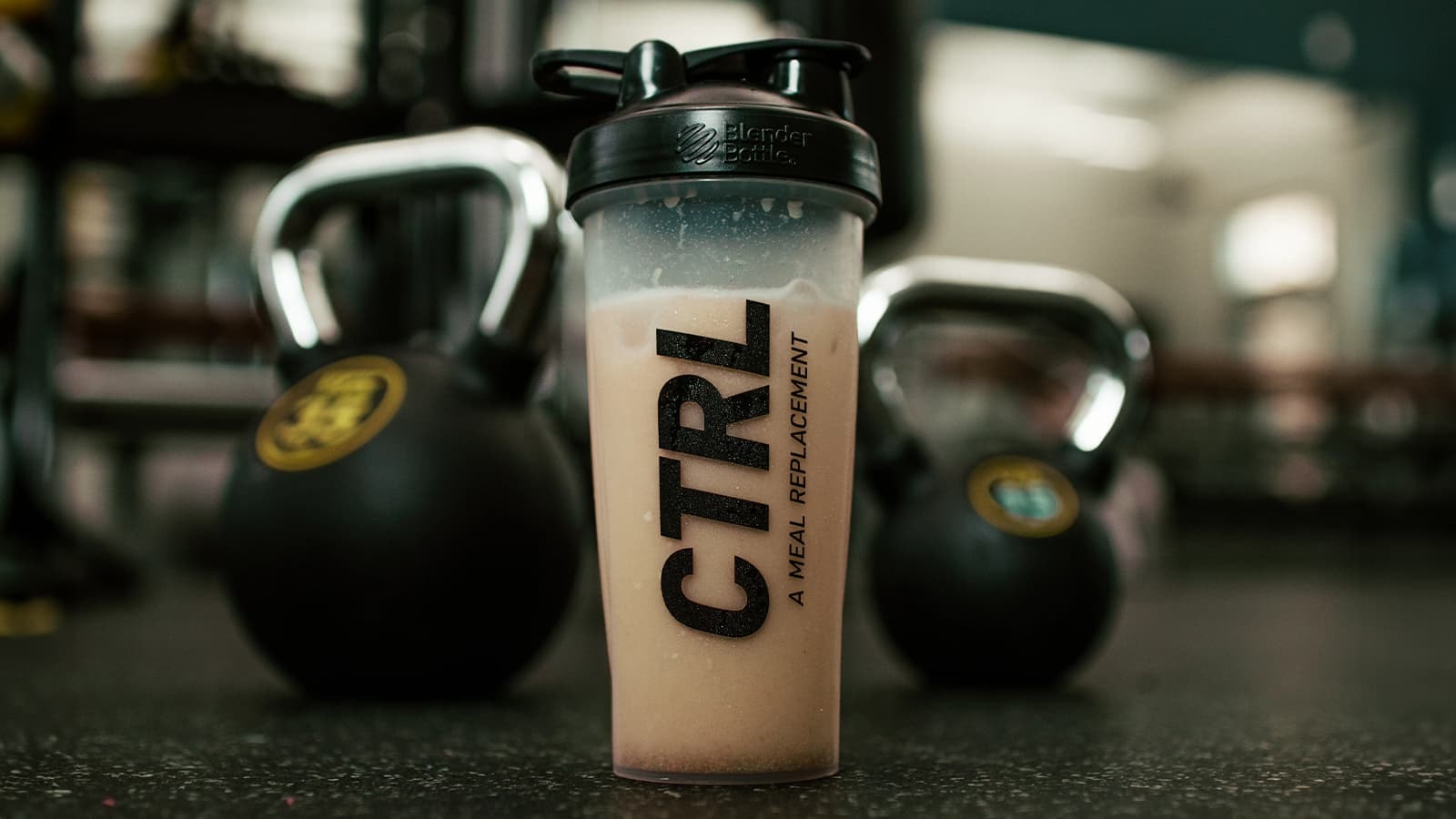 Wie viel Eiweiß am Tag für den Muskelaufbau? Bild von einem Proteinshake, der viel Eiweiß enthält.