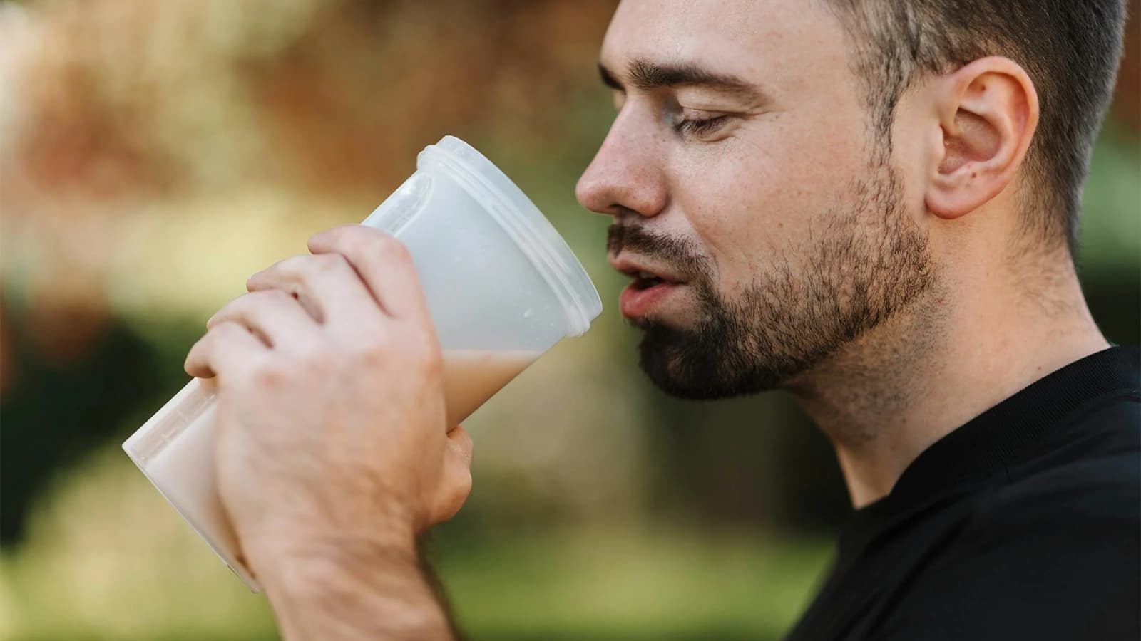 Was ist Casein Protein? Bild von einem Mann, der einen Shake mit Casein Protein trinkt.