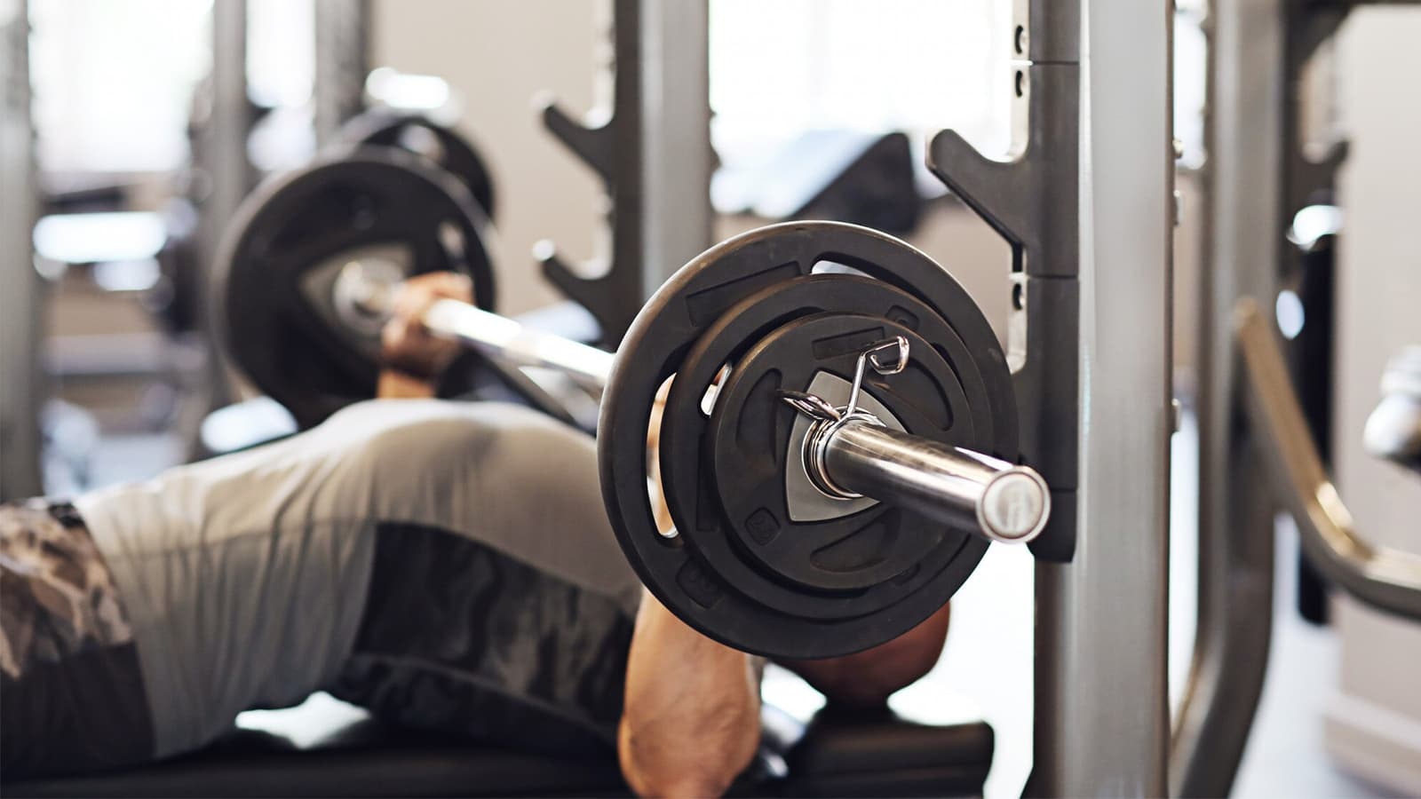 Ein Mann, der Bankdrücken im Gym macht.