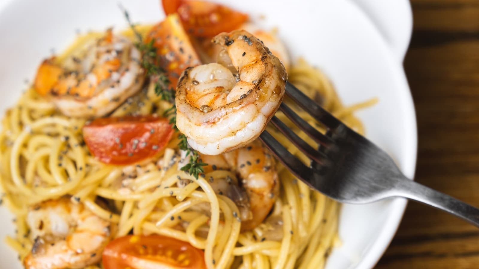 Dieses Rezept für eine Low Carb Pasta mit Garnelen und Shirataki-Nudeln ist ein echter Genuss für alle, die auf ihre Kohlenhydratzufuhr achten möchten.