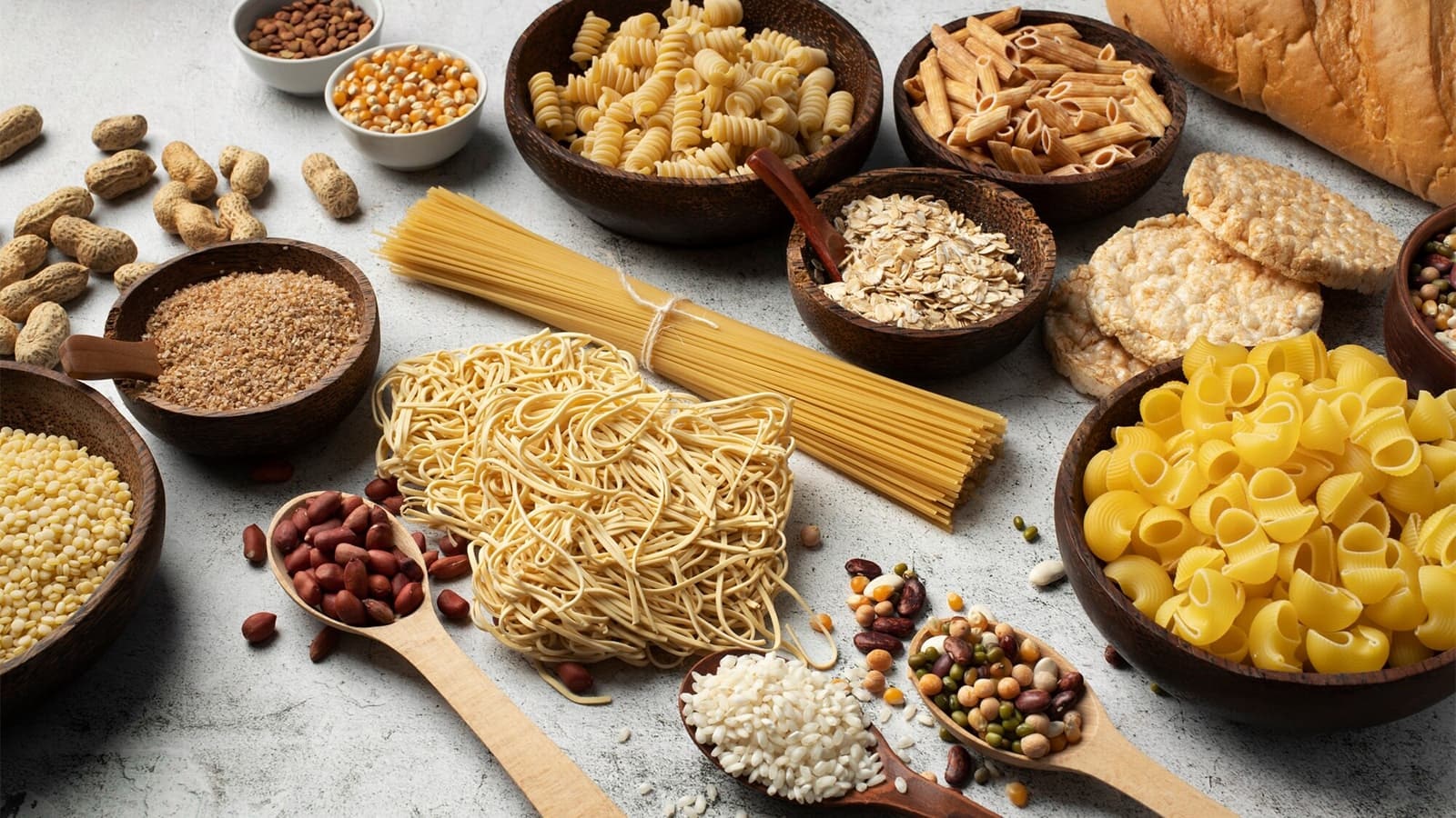 Kohlenhydrate sind ein essenzieller Bestandteil einer ausgewogenen Ernährung und spielen eine zentrale Rolle in der Fitness. Kohlenhydrate liefern die notwendige Energie für Workouts.