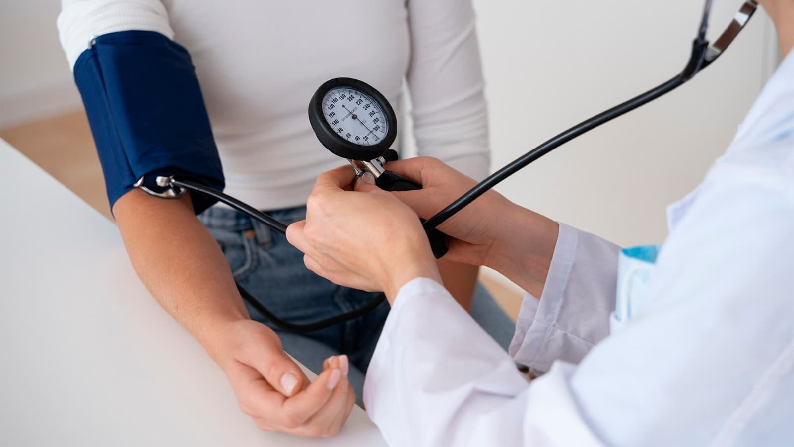 Es gibt zahlreiche Wege, deinen Blutdruck zu senken und deine allgemeine Gesundheit zu verbessern. In diesem Artikel erfährst du, wie du auf natürliche Weise deinen Blutdruck senken kannst.