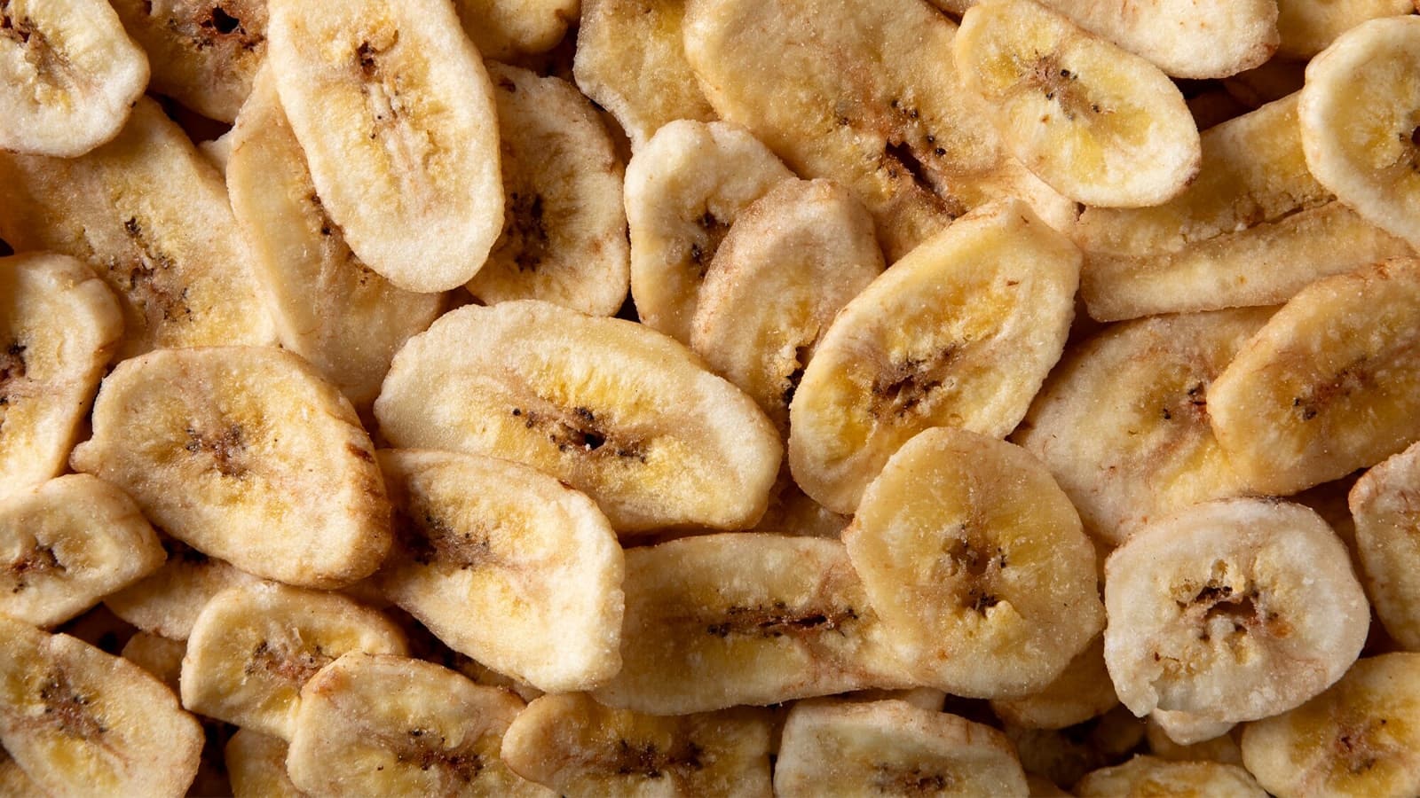Bananenchips sind der perfekte Snack für alle, die sich gesund ernähren und trotzdem nicht auf eine knusprige Leckerei verzichten möchten.
