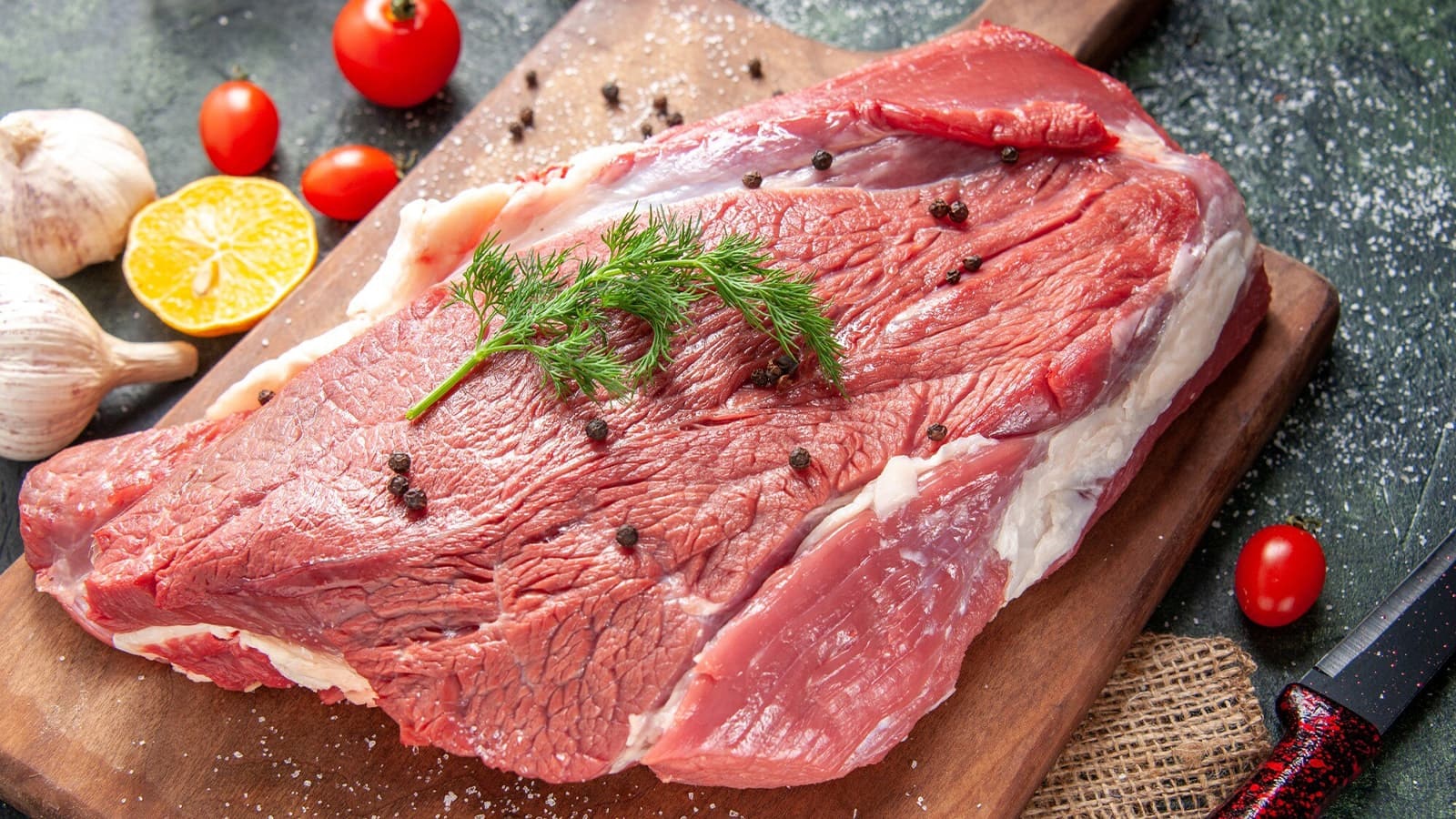 Fleisch kann ein wertvoller Bestandteil einer gesunden Ernährung sein, solange es in Maßen genossen wird. Es werden 300 bis 600 Gramm Fleisch pro Woche empfohlen.
