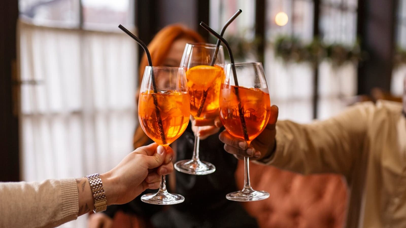 Konsum von Alkohol kann ernsthafte Auswirkungen auf die Gesundheit haben. In diesem Artikel sehen wir uns an, wie Alkohol auf den Körper wirkt.