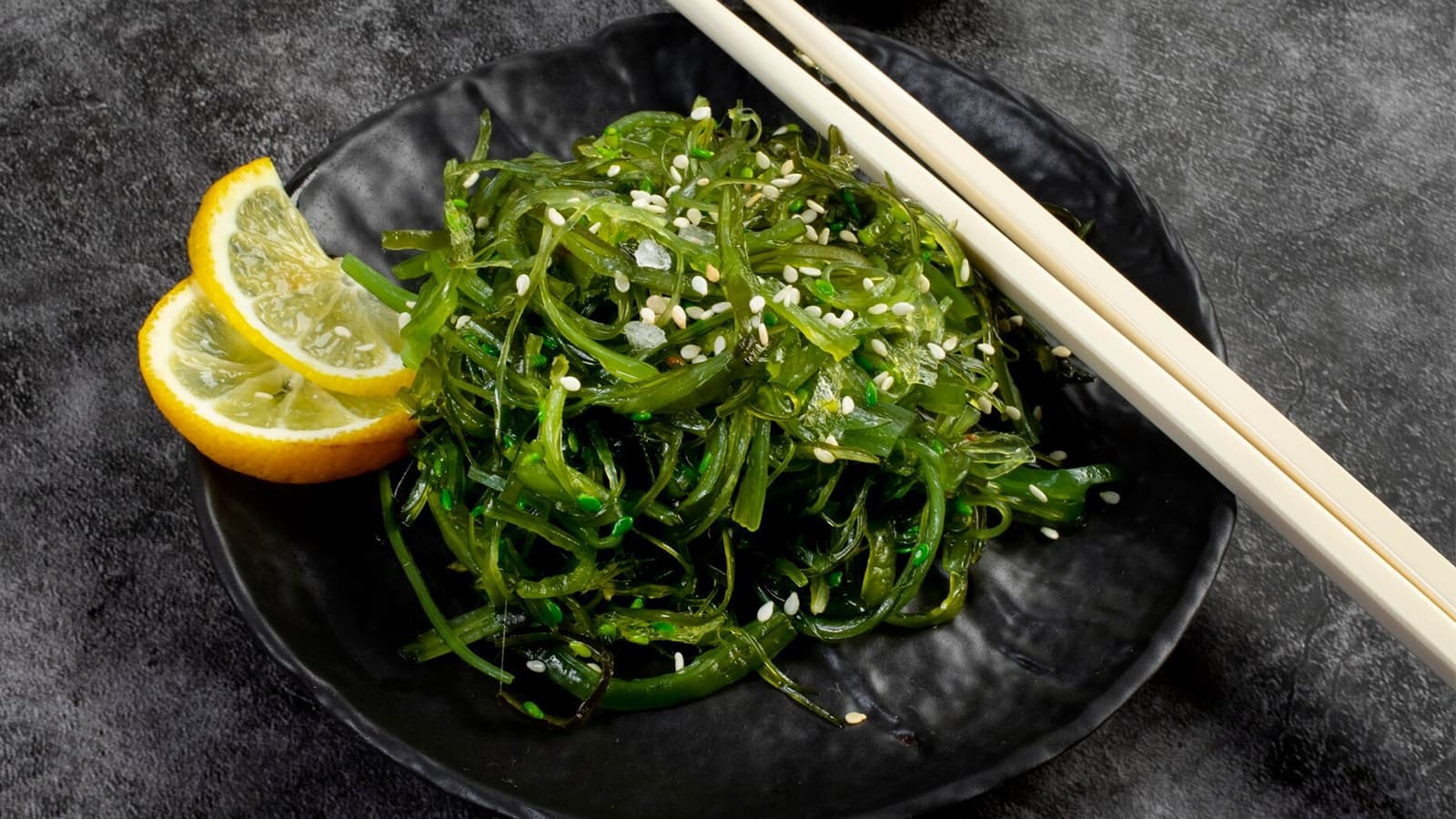Wakame ist nicht nur unglaublich gesund, sondern auch vielseitig in der Küche einsetzbar. Zudem liefert Wakame eine beeindruckende Menge an Nährstoffen.