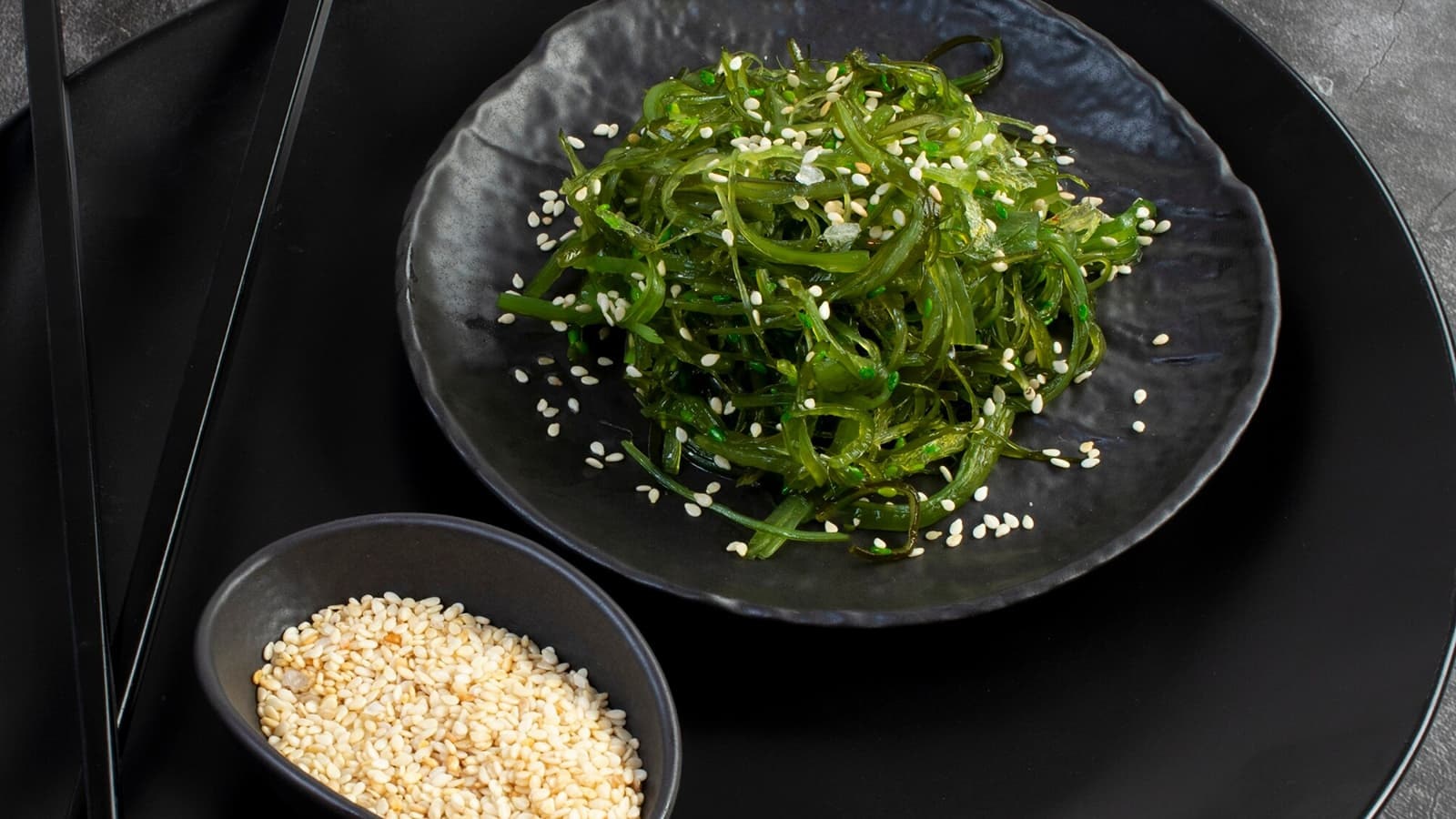 Wakame ist nicht nur unglaublich gesund, sondern auch vielseitig in der Küche einsetzbar. Zudem liefert Wakame eine beeindruckende Menge an Nährstoffen.