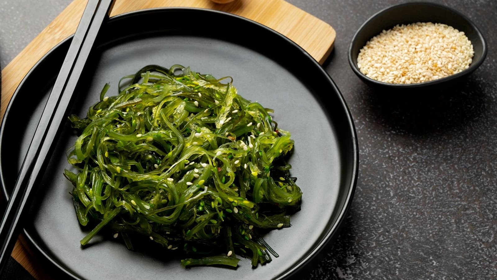Wakame ist nicht nur unglaublich gesund, sondern auch vielseitig in der Küche einsetzbar. Zudem liefert Wakame eine beeindruckende Menge an Nährstoffen.
