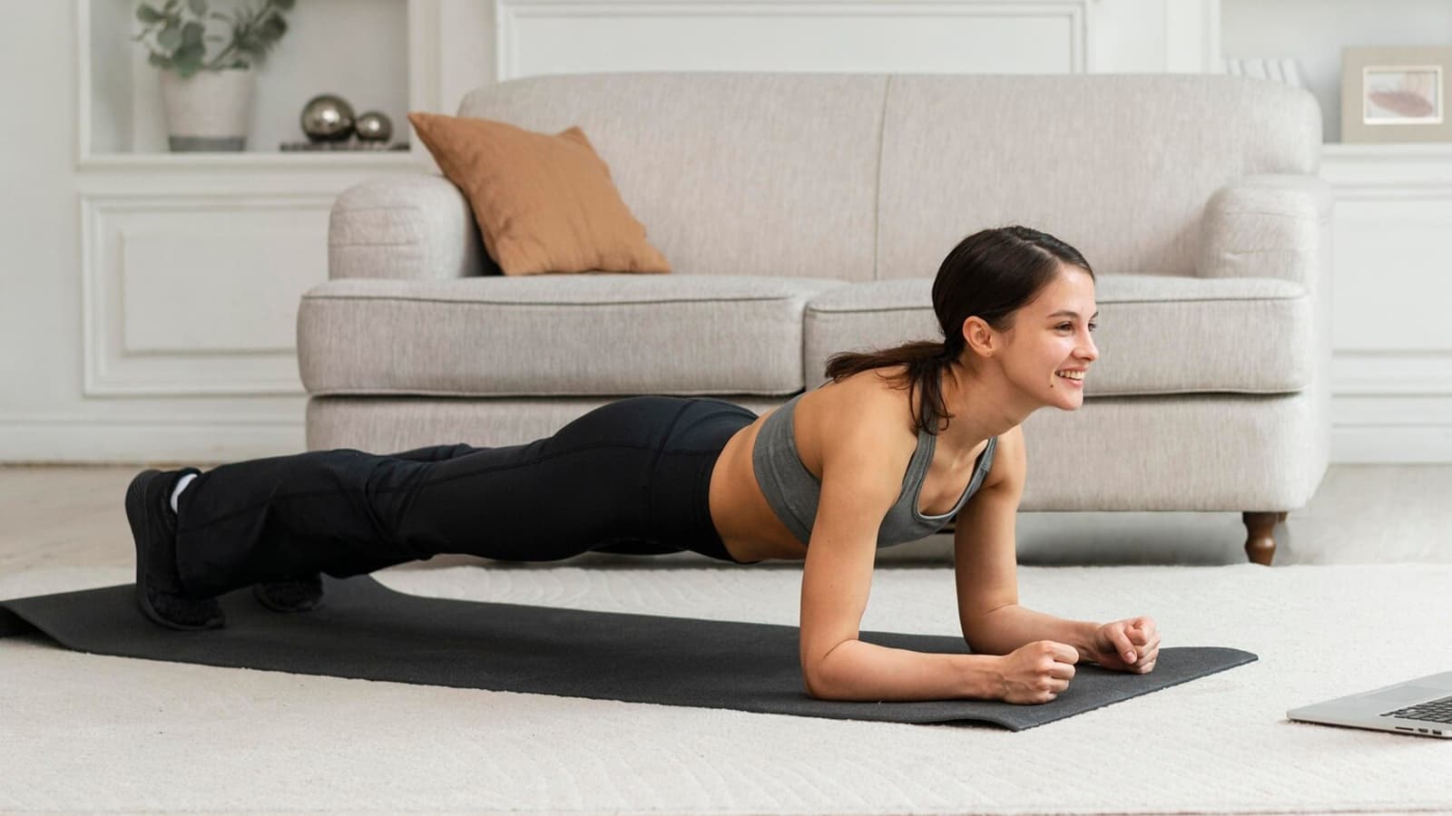 Effektive Bauch Übungen erfordern nicht viele Geräte, sondern hauptsächlich korrekte Technik und konsequente Ausführung.