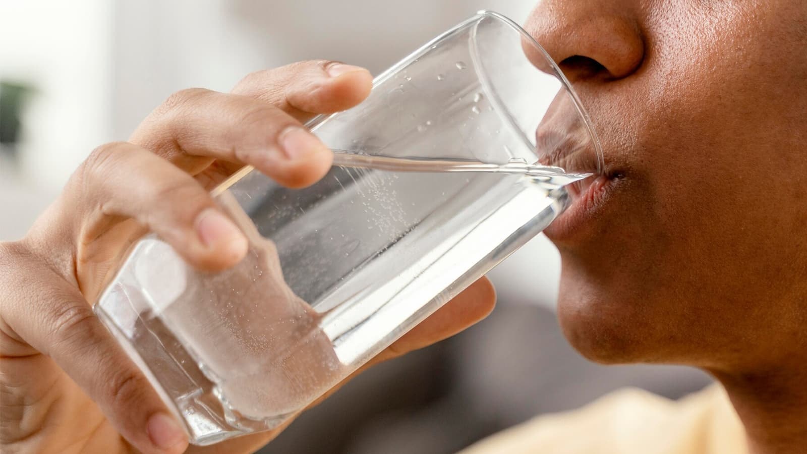 Was genau bringt Wasserfasten? In diesem Artikel beleuchten wir die potenziellen Vorteile und Risiken von Wasserfasten.