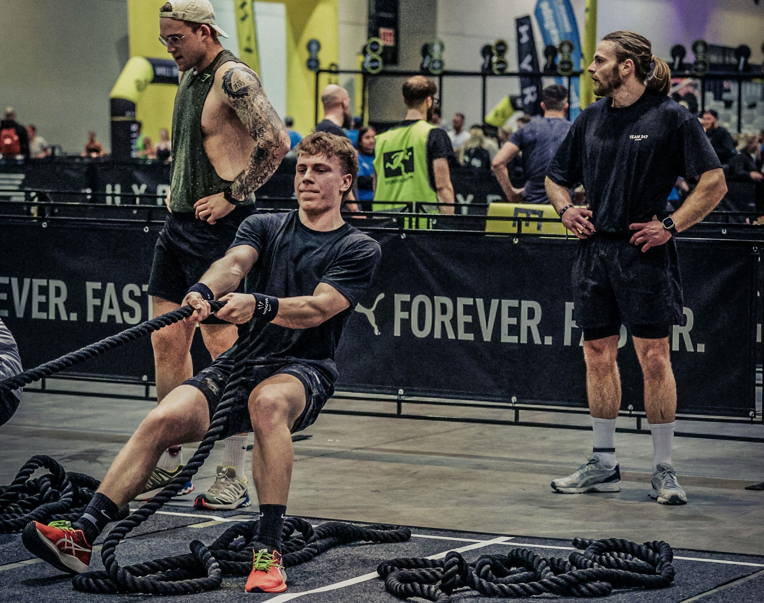 Zwei Jungs die beim Hyrox Wettkampf den Sled Pull ziehen
