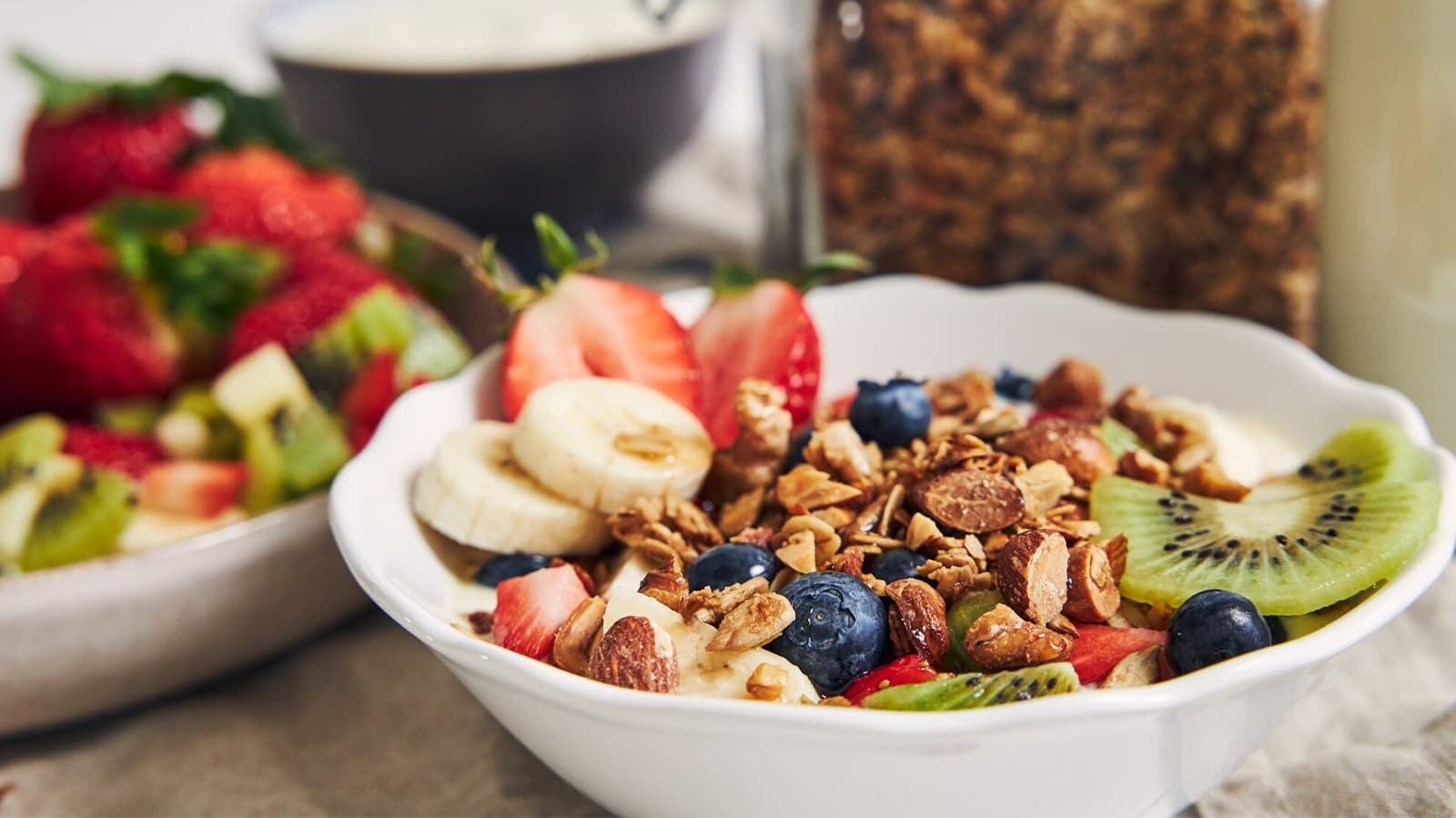 Eine Bowl mit Granola und Obst für ein gesundes Frühstück.
