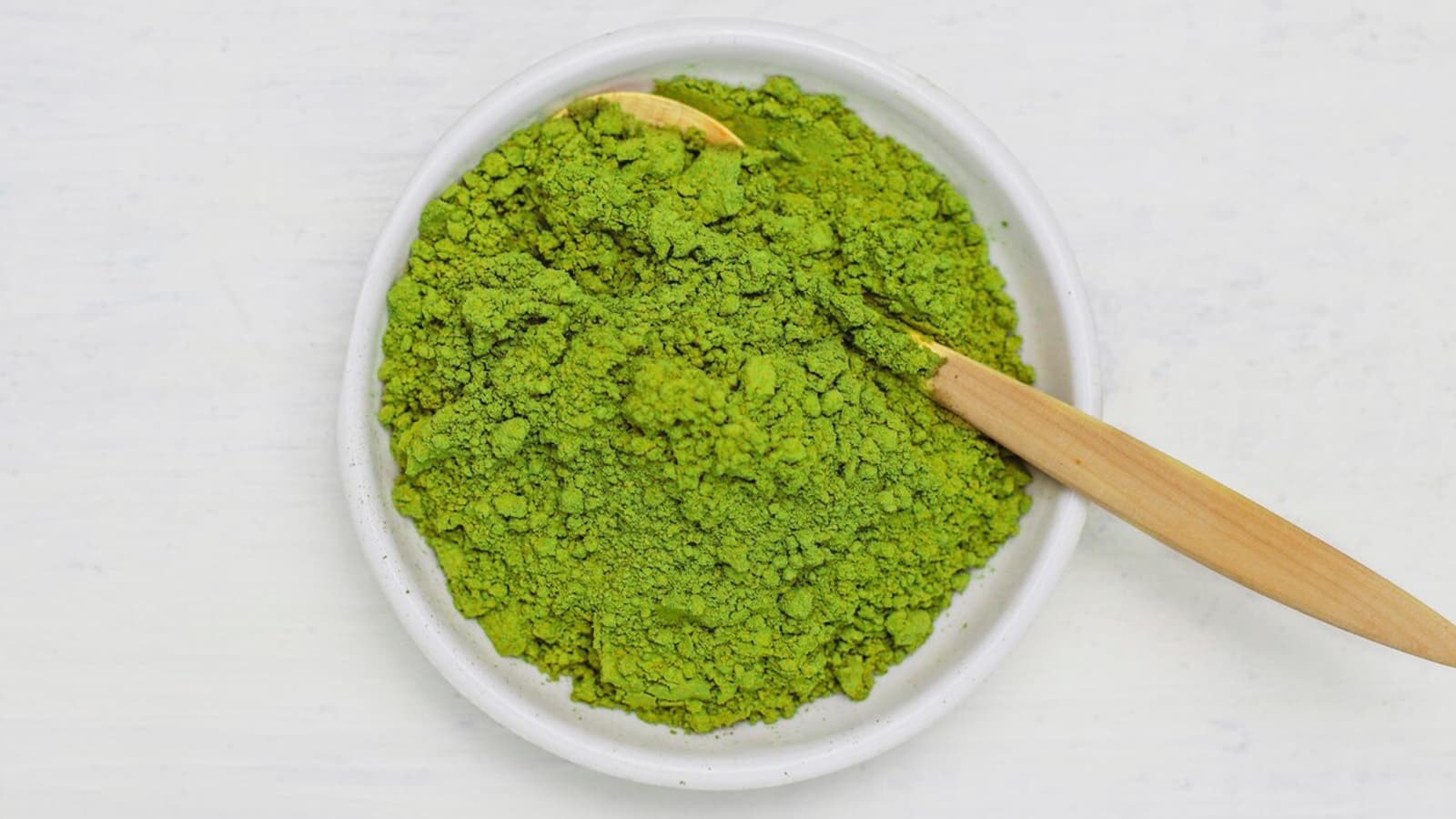 Eine Schüssel voll mit grünem Matcha-Pulver.