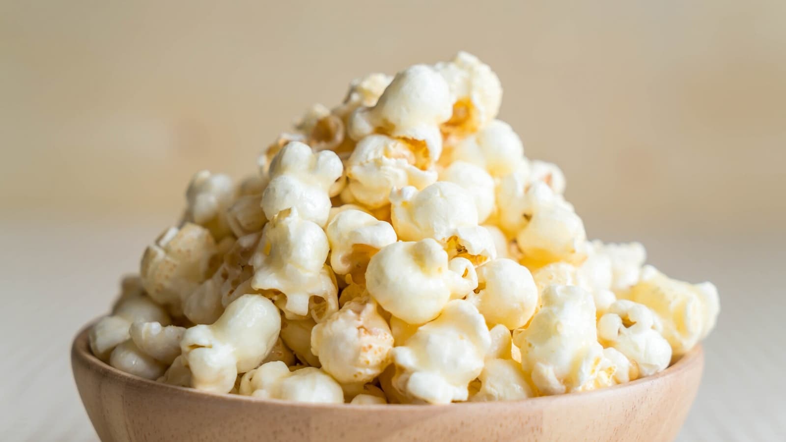 Eine Schüssel voll mit More Chunky Popcorn.
