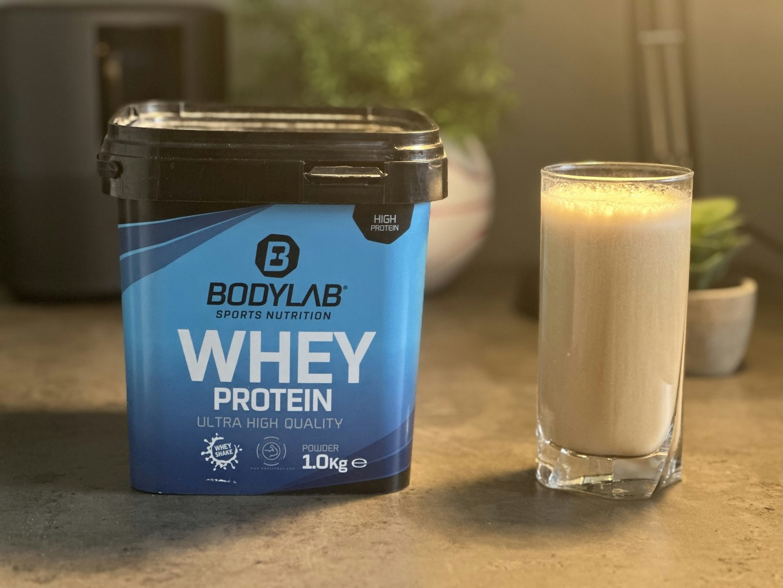 Bild der Bodylab Verpackung und dem angemischten Whey Shake