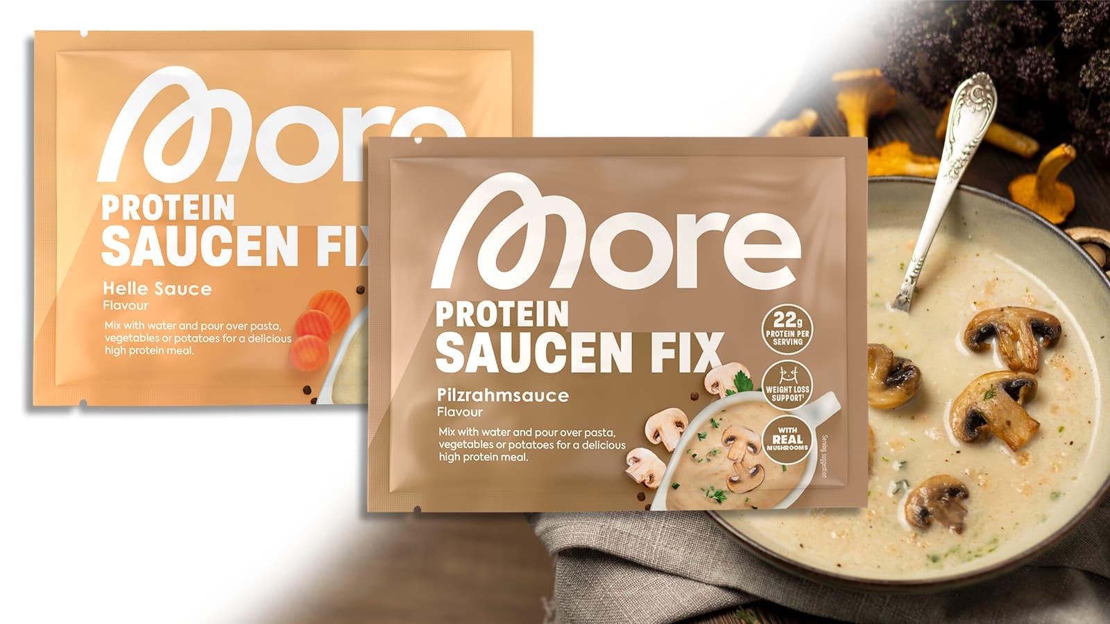 Die Produktbilder der More Protein Saucen Fix. Im Hintergrund ein Bild von einer Pilzrahmsauce.