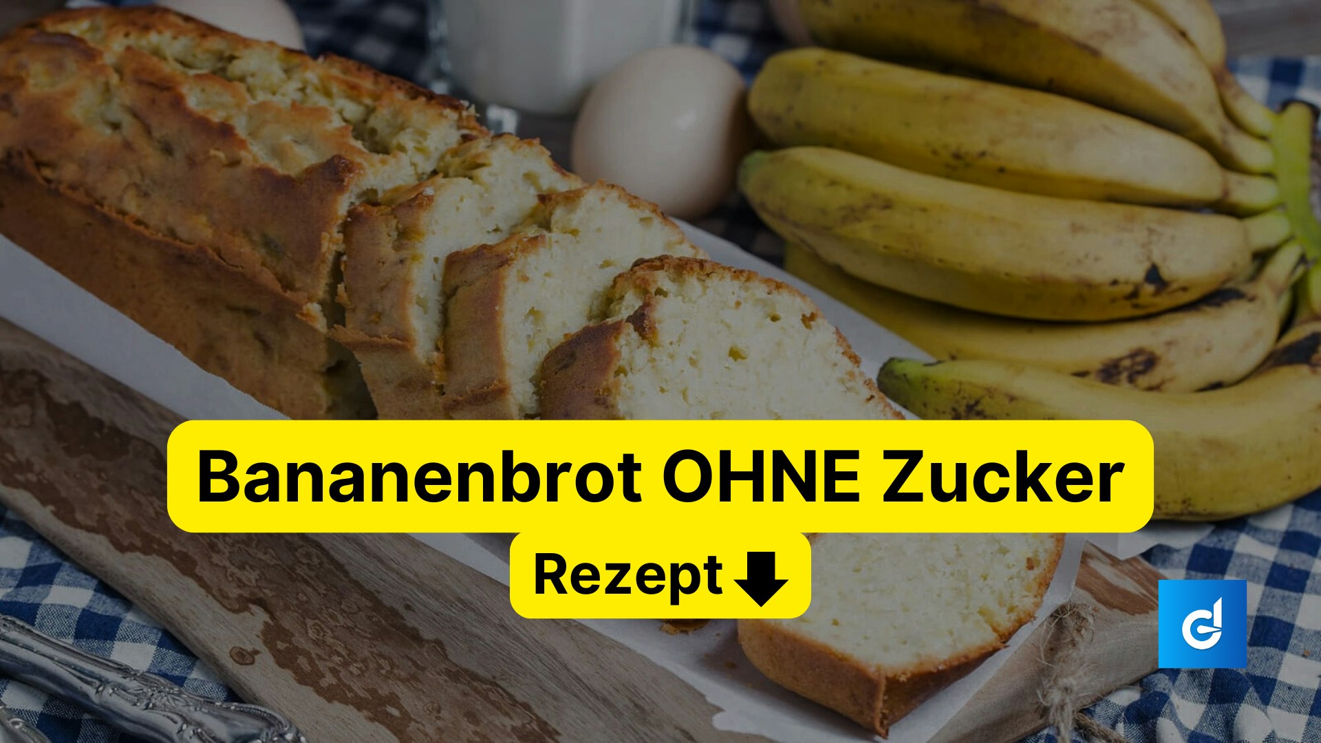 Bananenbrot auf einer Serviette und Titel. Im Hintergrund liegen Bananen und ein Ei.