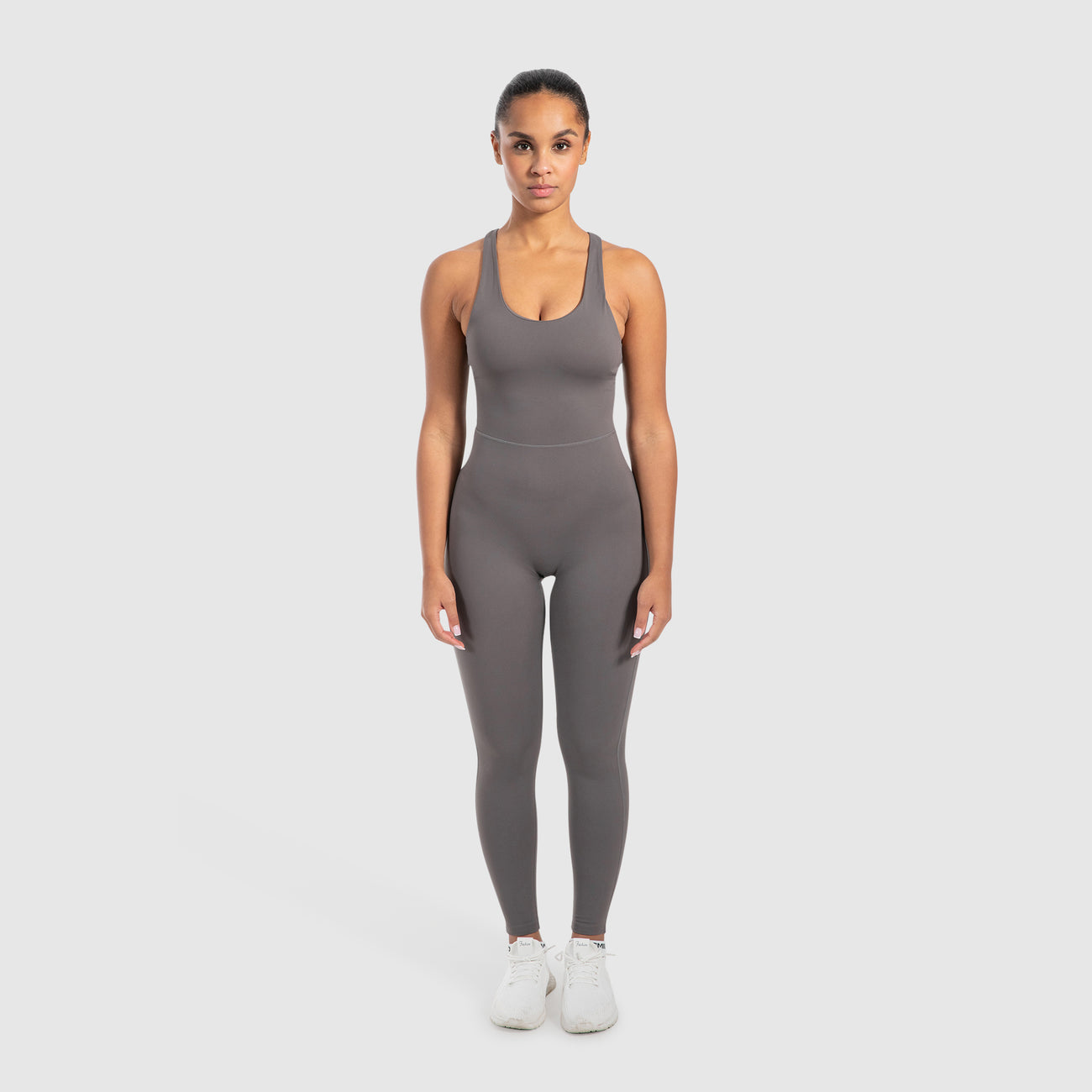 Fitnessmodell im Smilodox Jumpsuit.