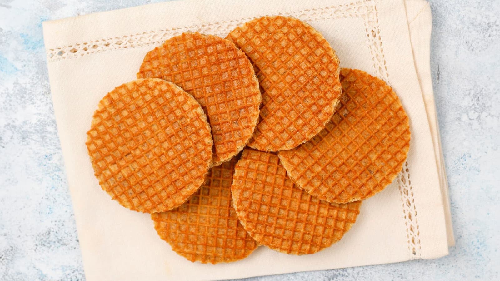 Mehrere Stroopwafeln auf einem hellen Tuch.