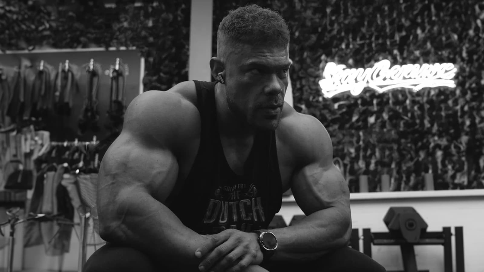 Ein dunkles Bild von dem Bodybuilder Wesley Vissers.