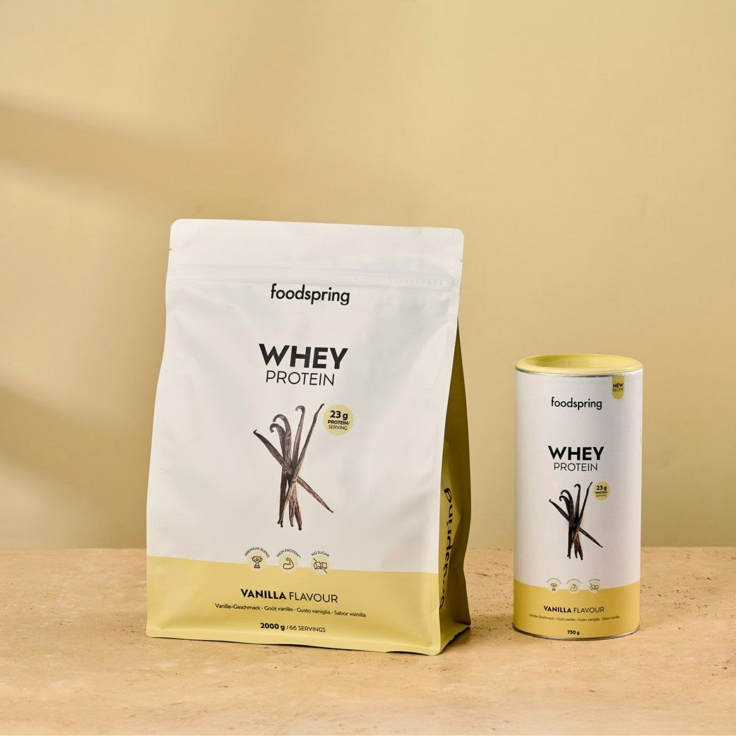 Produktbilder von zwei Verpackungsgrößen des Whey Proteins von Foodspring.