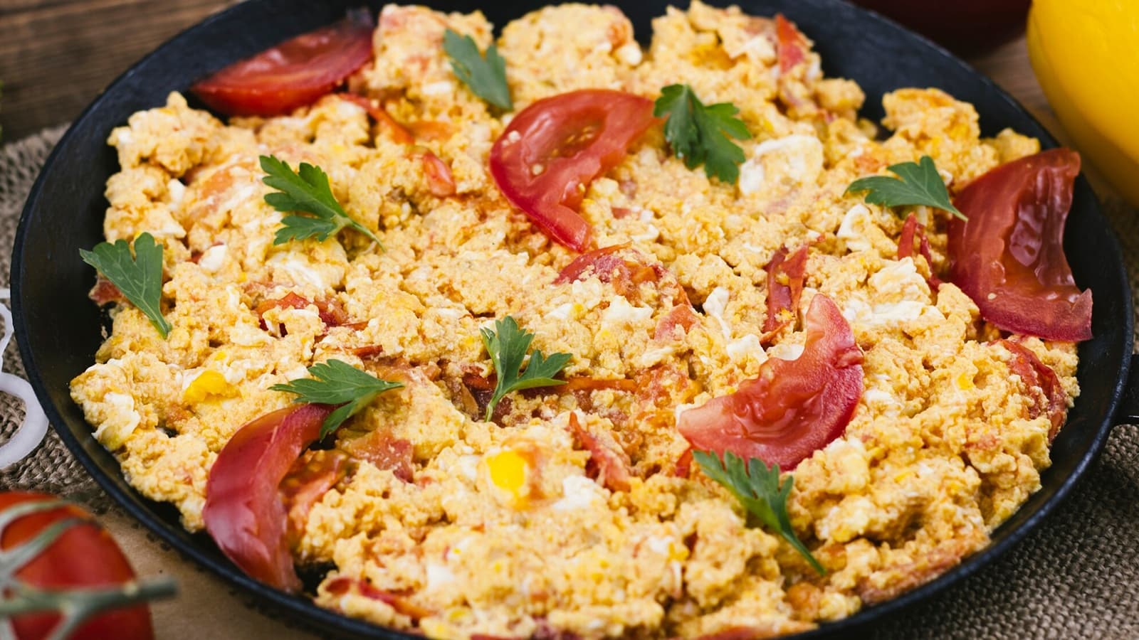 Rührei mit Tomaten in einer Pfanne.