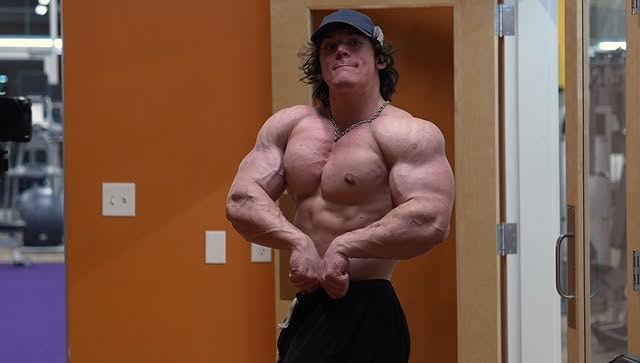 Sam Sulek im Fitnessstudio am Posen.