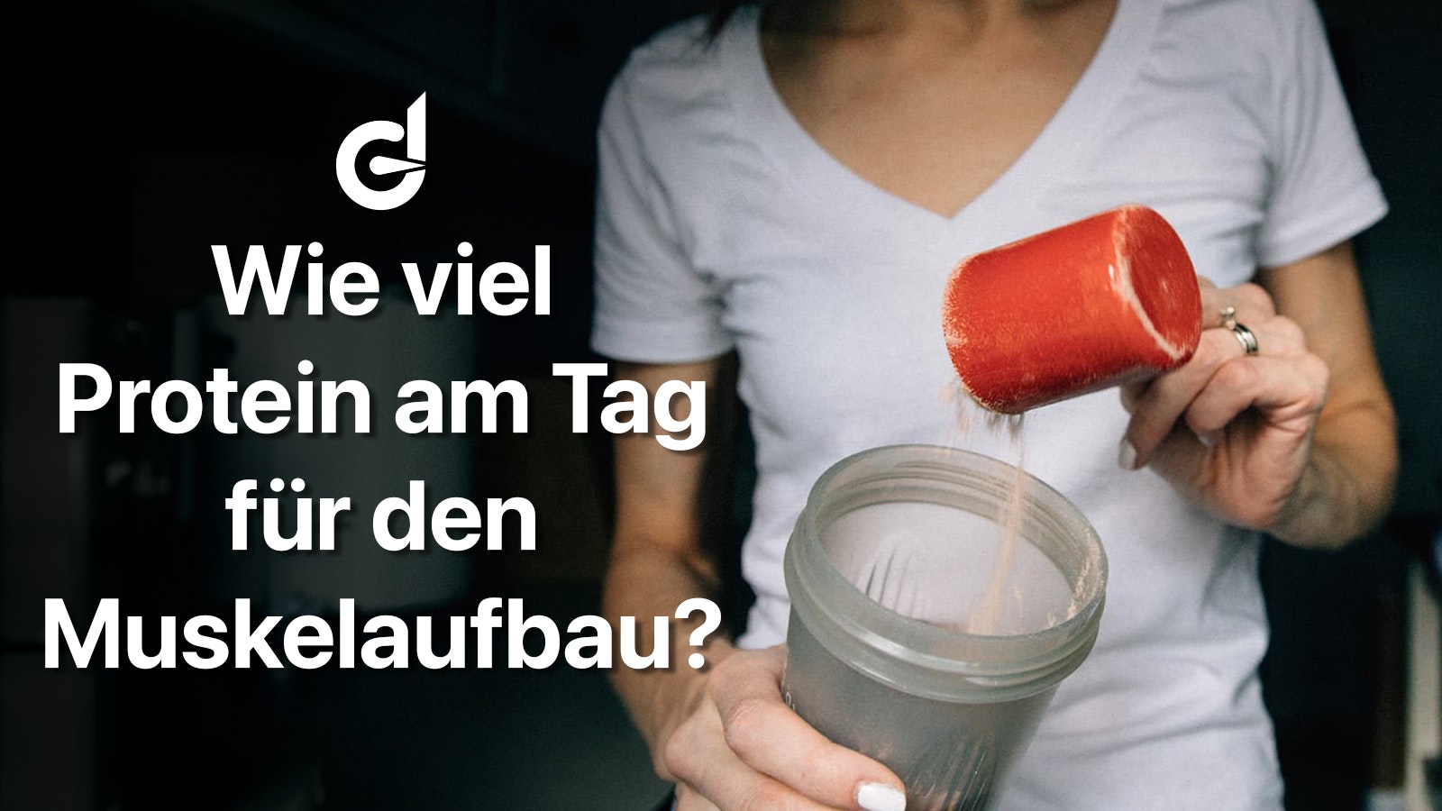 Eine Frau, die sich einen Proteinshake zubereitet.