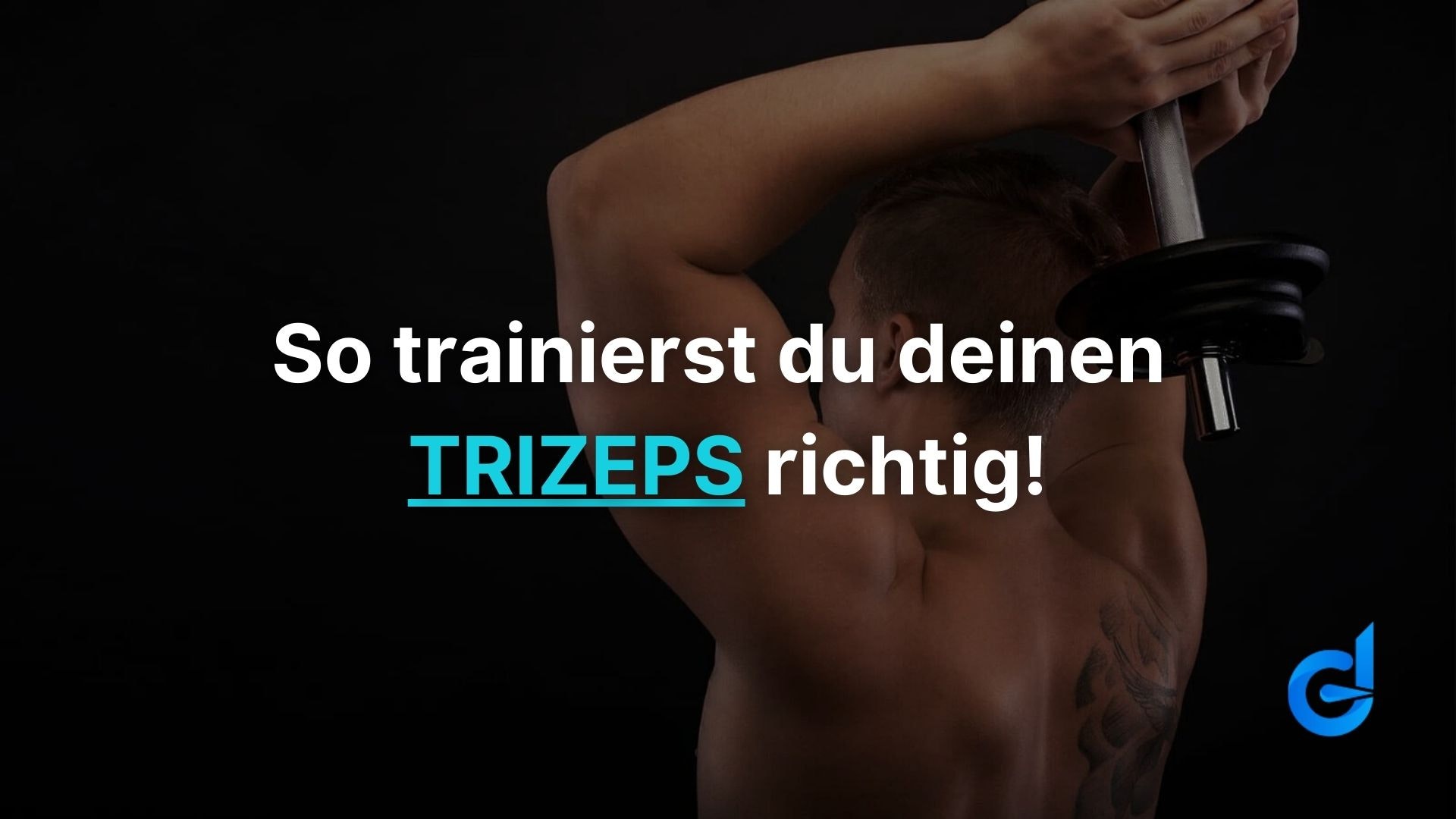 ein mann mit einer Hantel während einer trizeps übung.