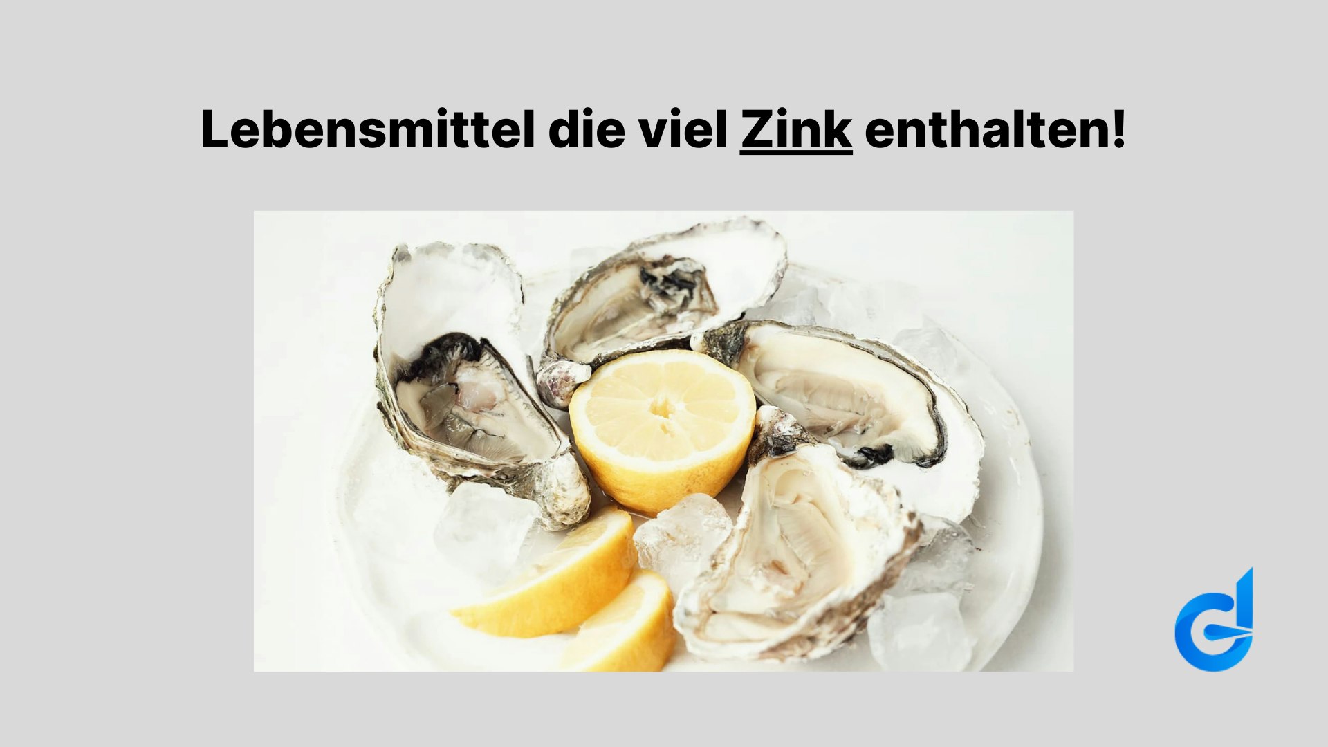 Ein Teller mit Austern und Zitronenecken dazu.