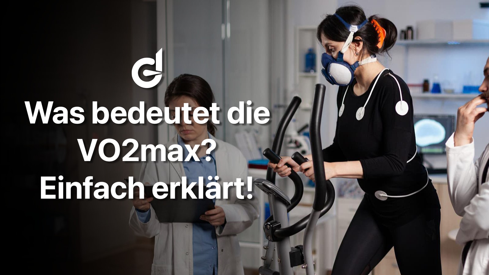 Eine Frau mit einer Atemmaske auf einem Crosstrainer.