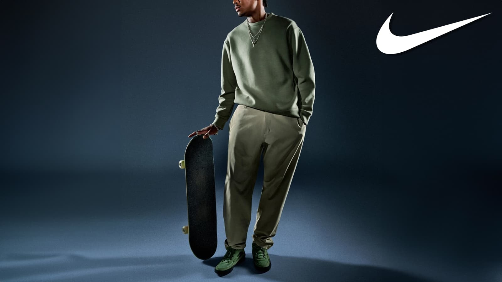 Ein Outfit der Nike 24.7 Collection und ein Nike Logo in der Ecke.