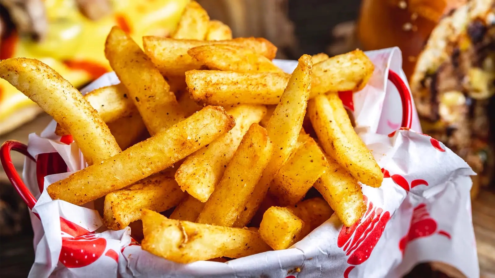 Ein Korb voll mit gewürzten Pommes.