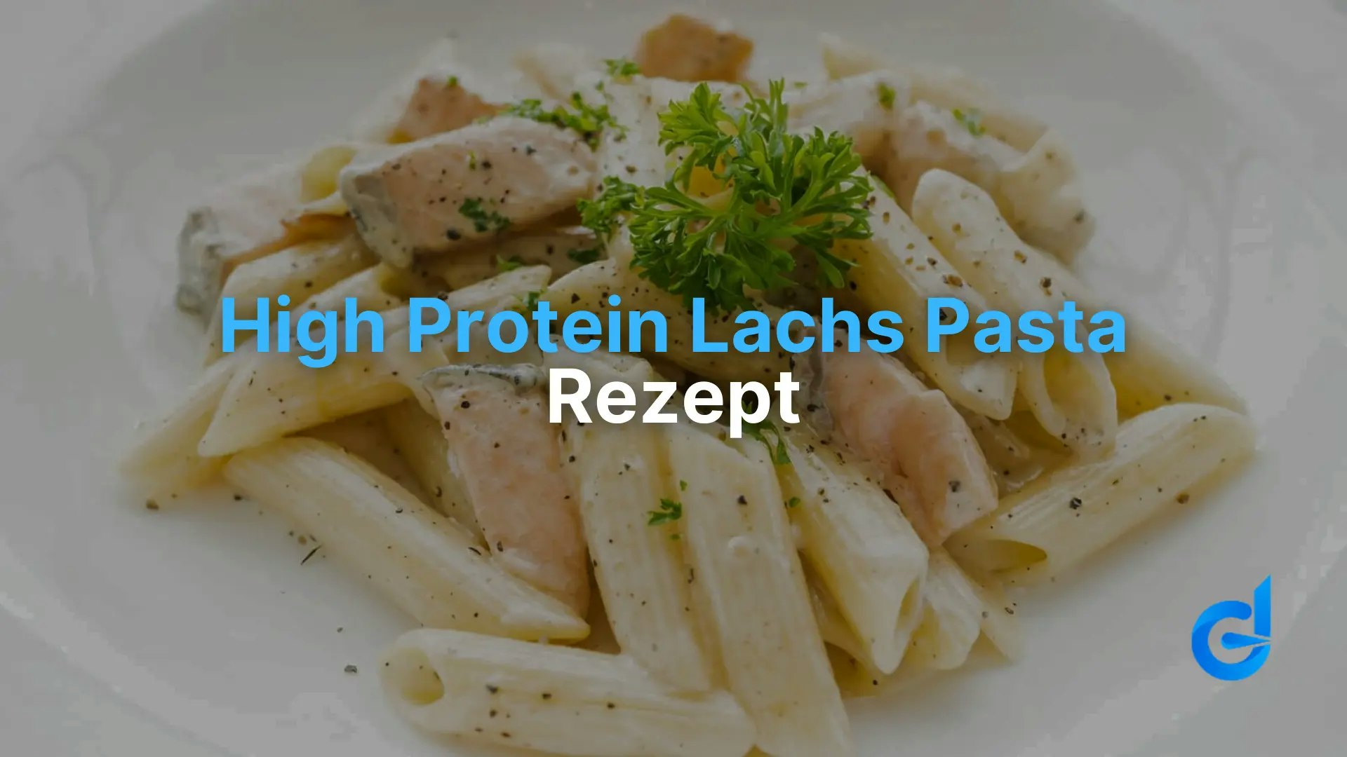 Eine Portion High Protein Lachs Pasta im Teller.