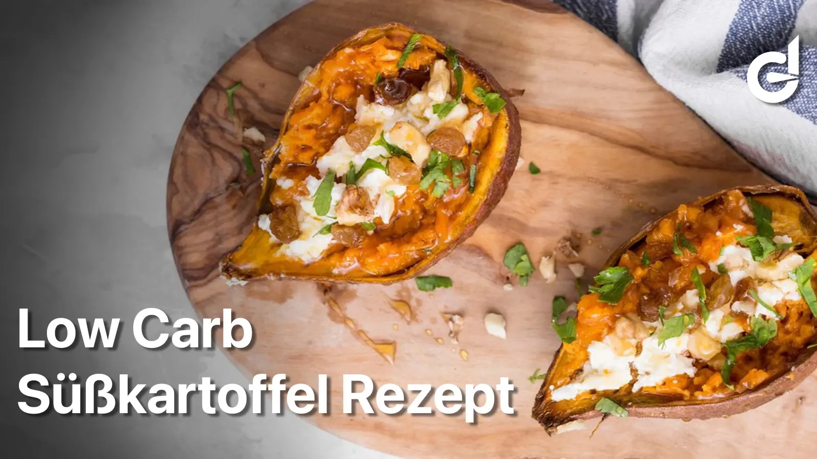 Rezept für eine Low Carb Süßkartoffel - Süßkartoffeln mit Belag auf einem Holzbrett.