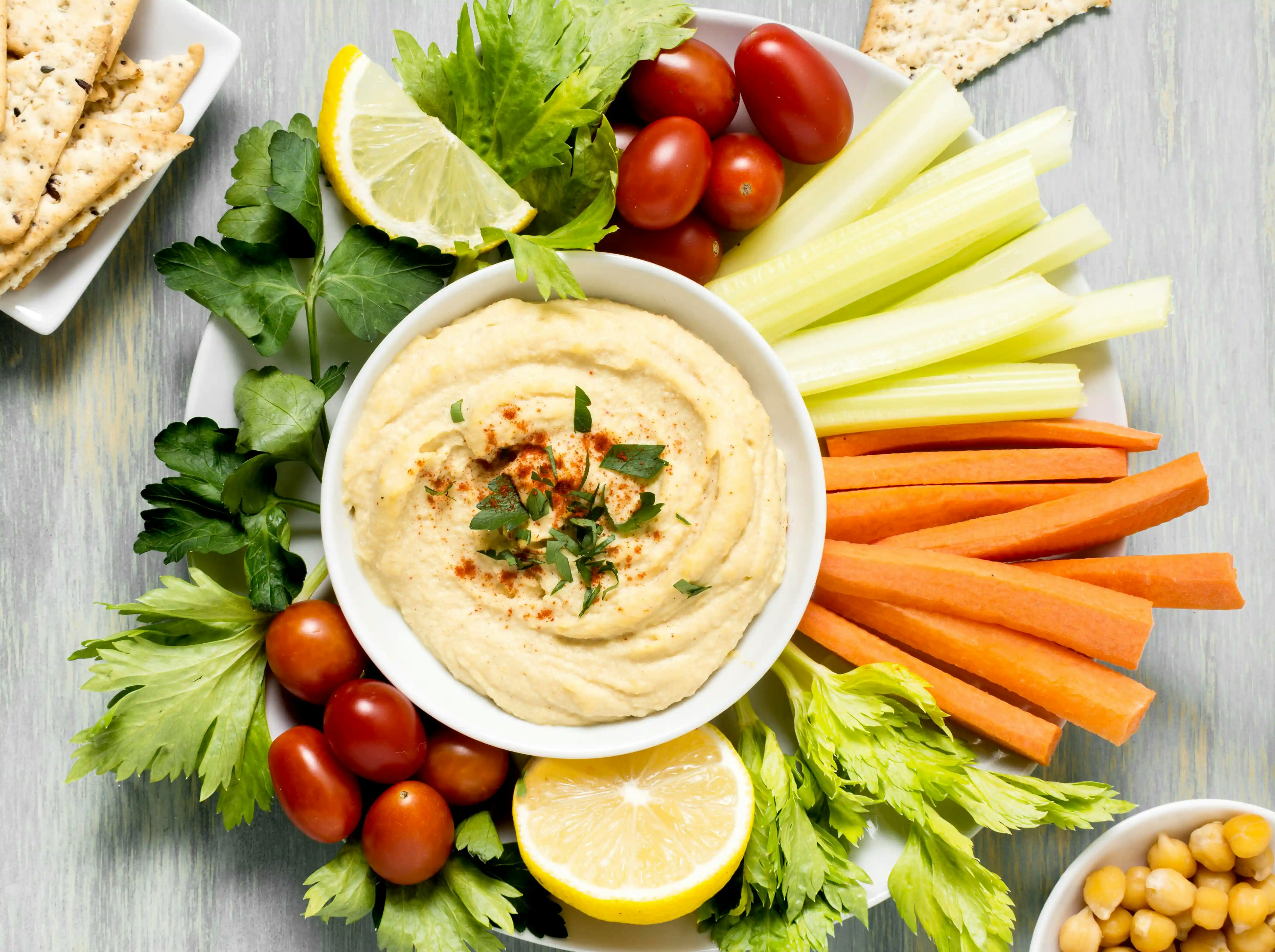 Die 7 besten gesunden Snacks für zwischendurch - Hummus mit Gemüsesticks – Vegan und proteinreich
