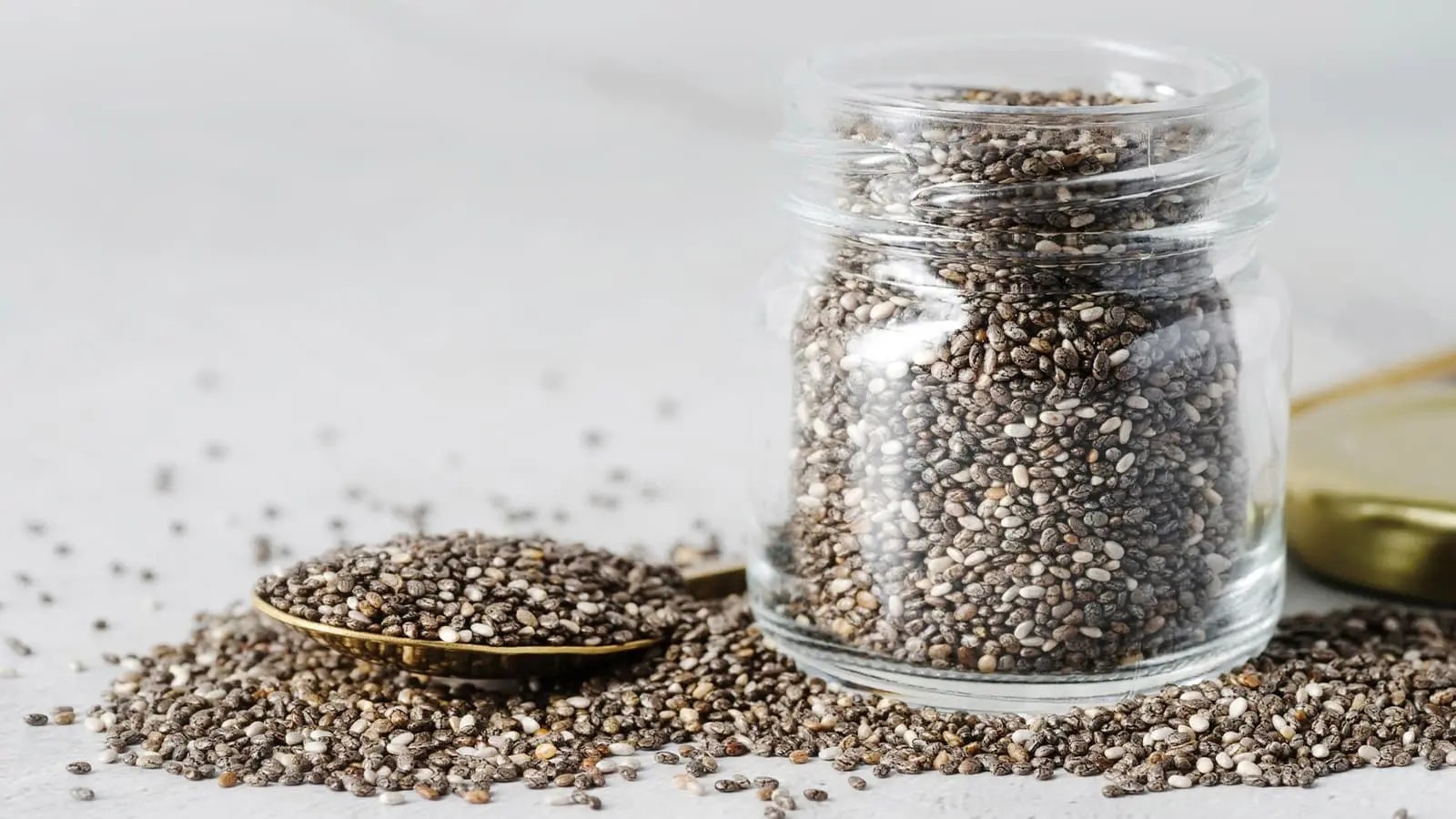 Bild von einem Glas voll mit Chia-Samen.