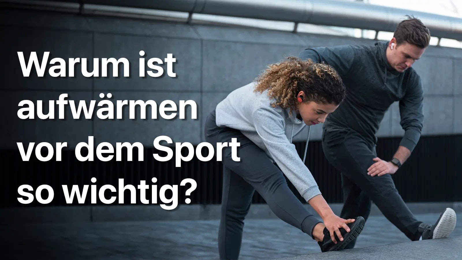 Warum ist Aufwärmen wichtig? Zwei Personen, die Dehnübungen zum Aufwärmen machen.