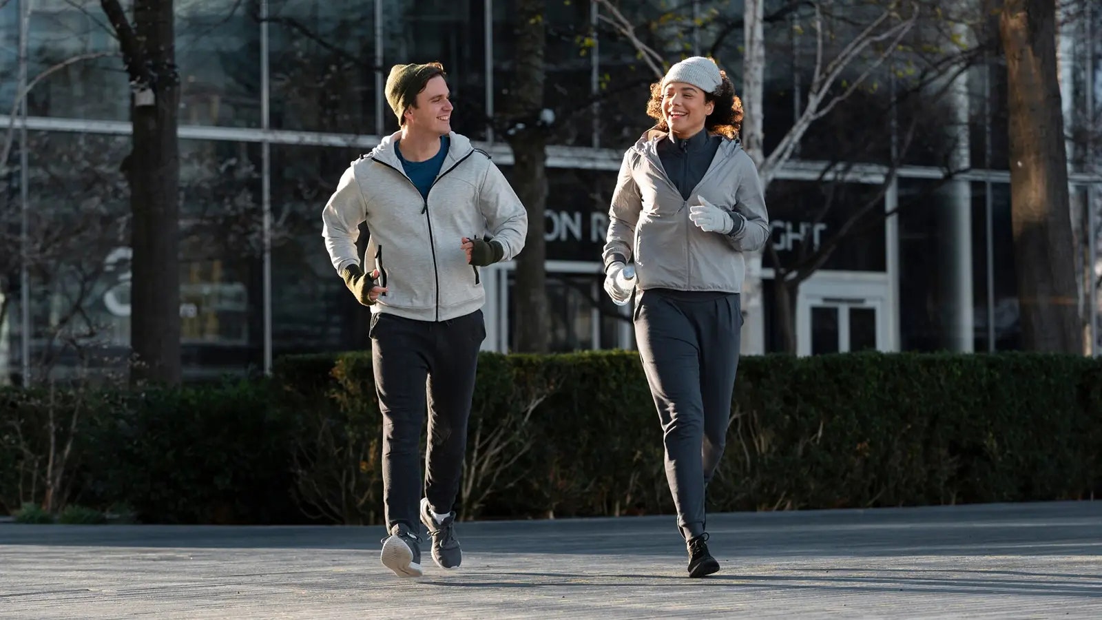 Zwei Personen, die leicht Joggen gehen.