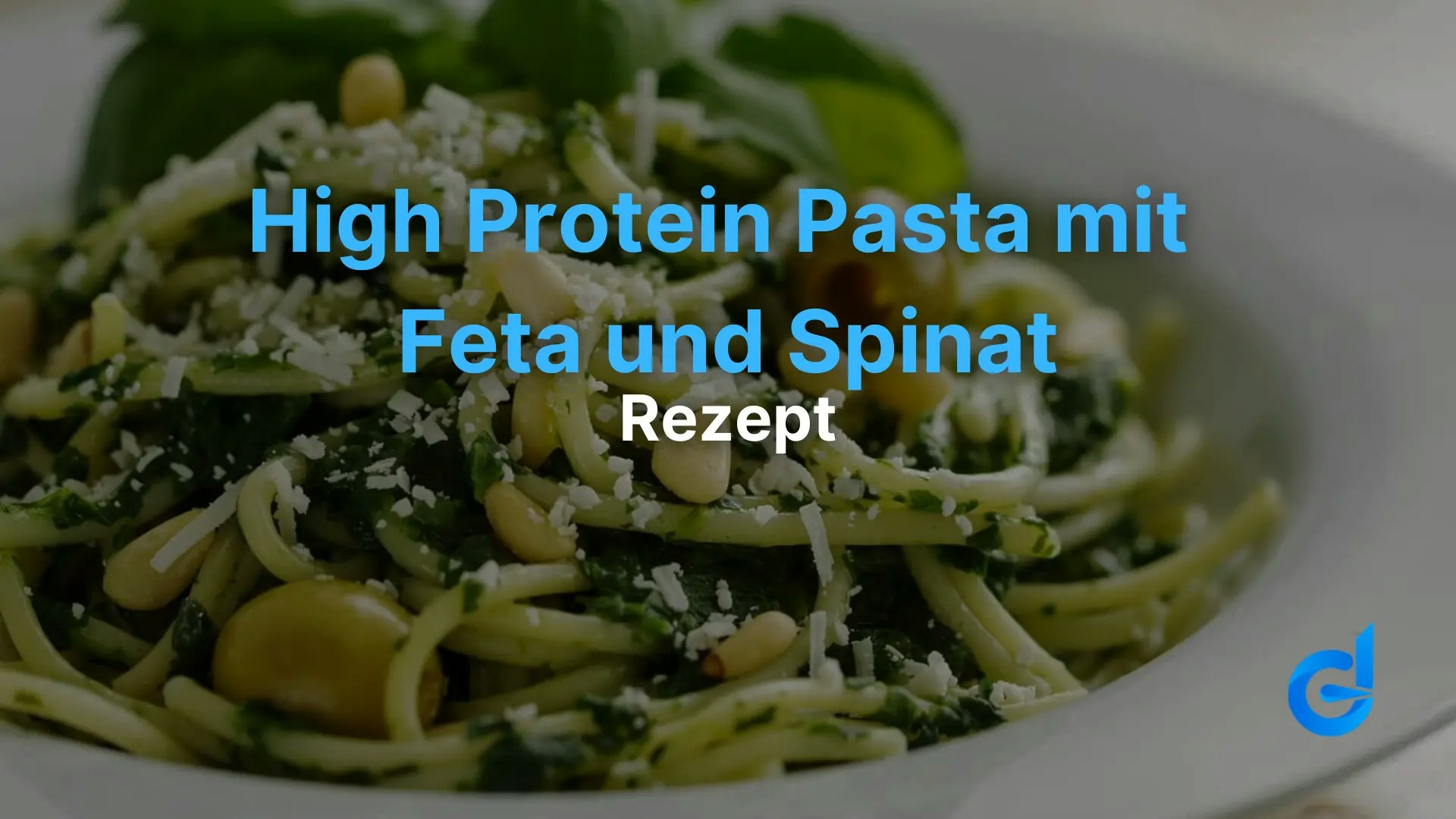Ein Teller voller High Protein Pasta mit Feta und Spinat.