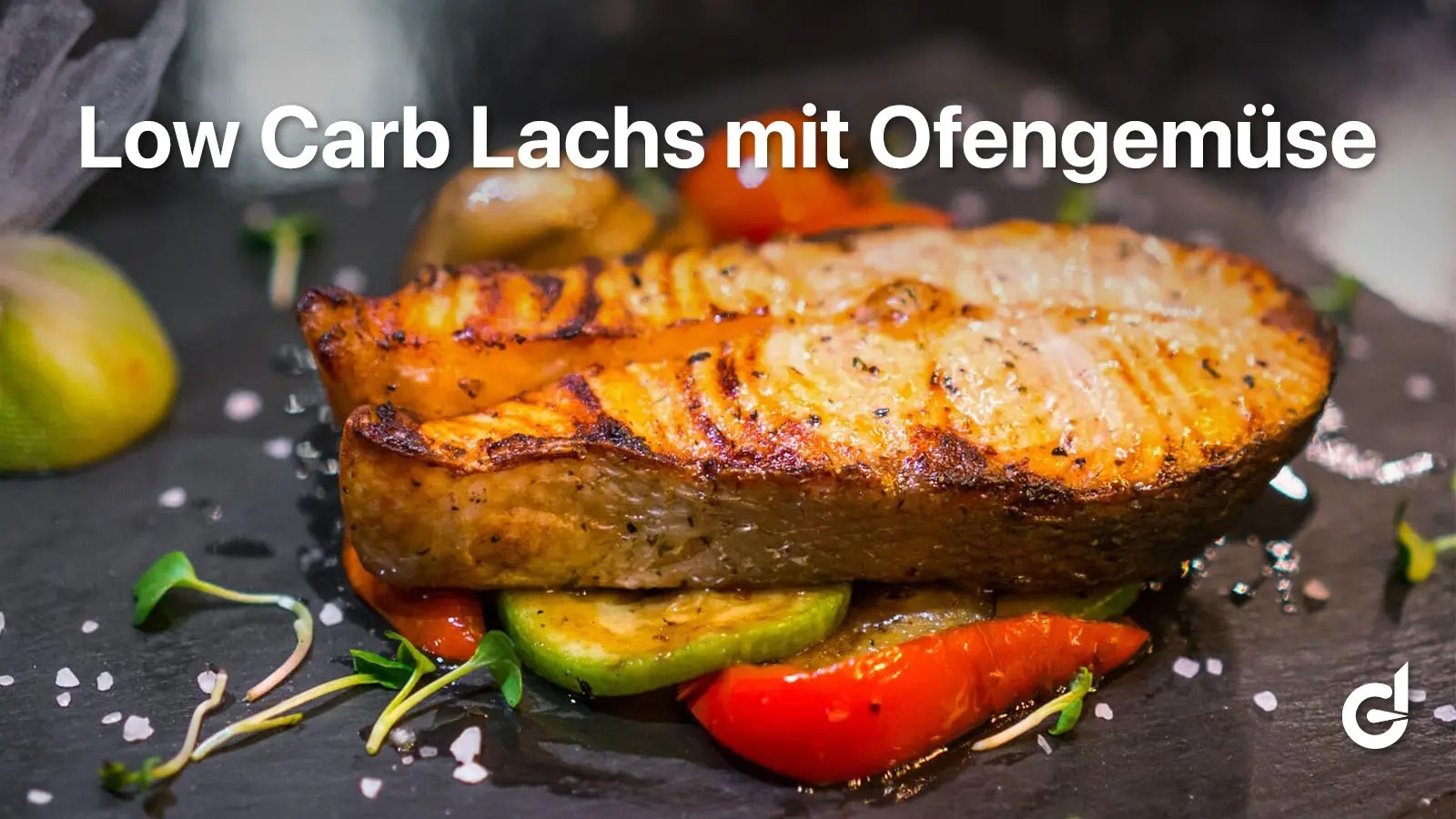 Rezept für Low Carb Lachs mit Ofengemüse - Bild von einem Lachsfilet auf Gemüse.