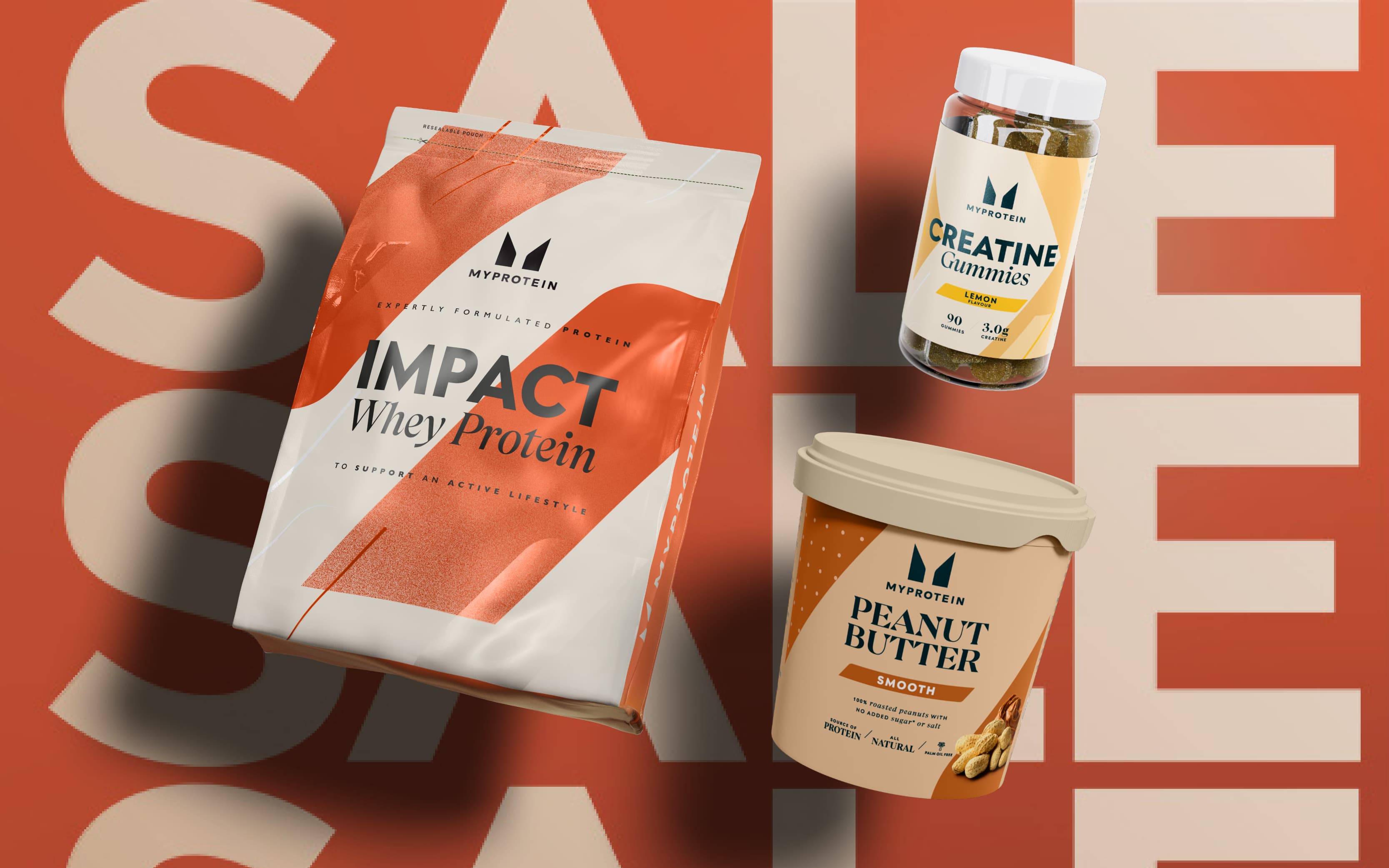 Mehrere Produkte von MyProtein vor einem Sale-Banner.