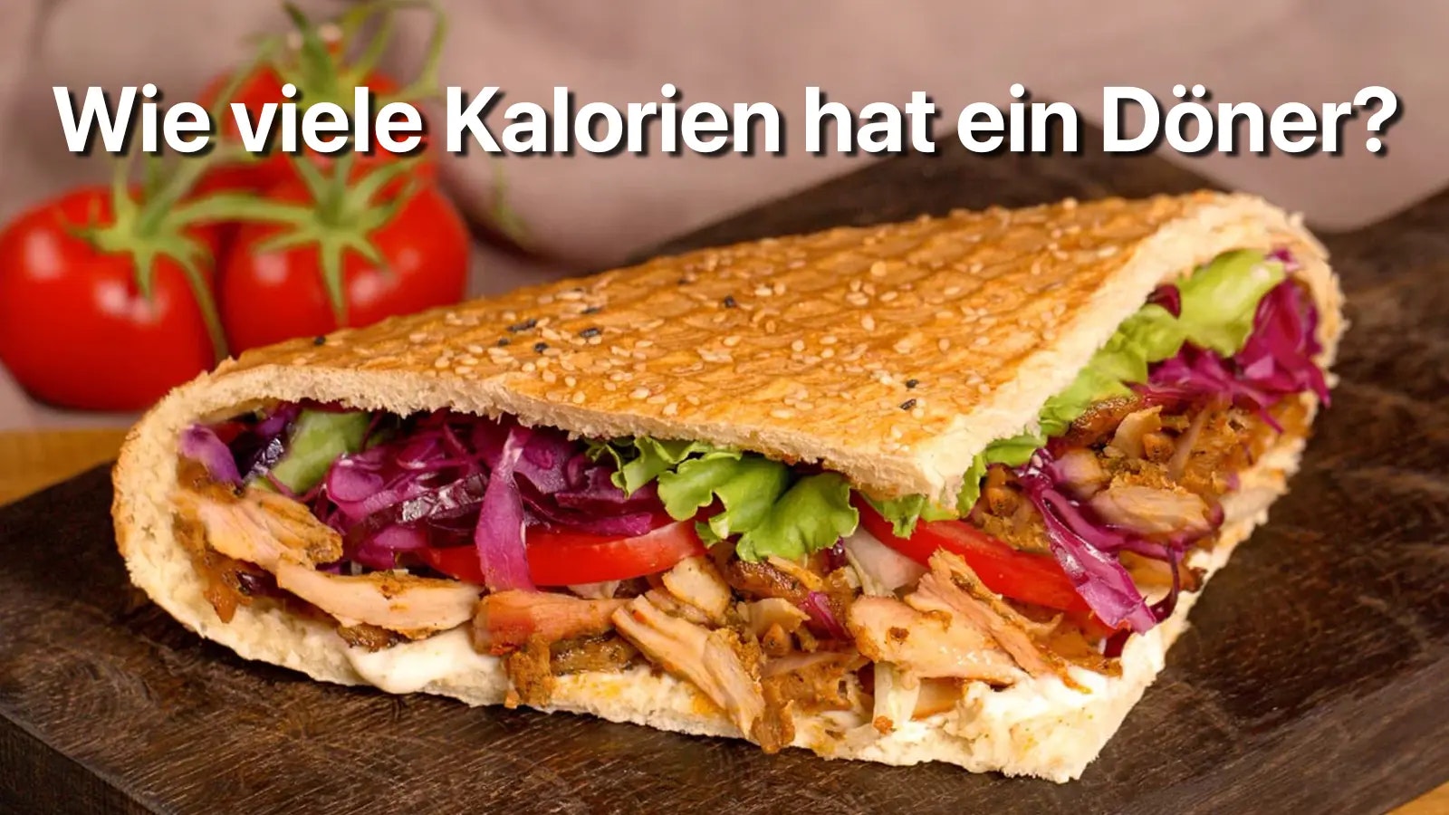 Wie viele Kalorien hat ein Döner? Bild von einem Döner auf einem Holzbrett.