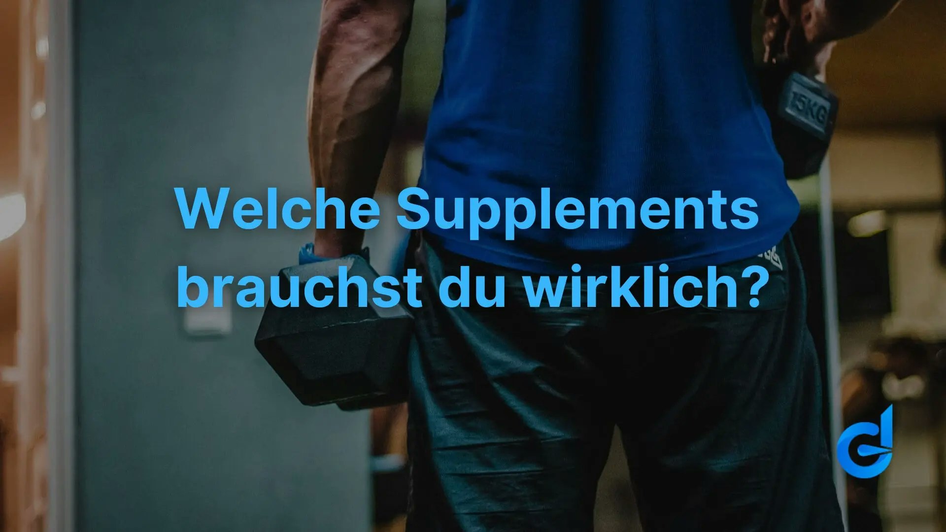 Ein Mann im Blauen Oberteil und Hanteln in der Hand. Er Nutzt Supplemets.