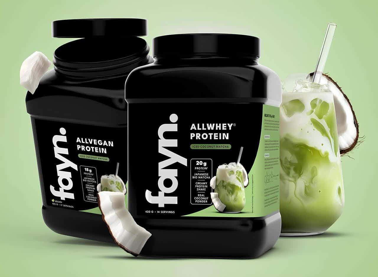 Produktbild von zwei Dosen Fayn Allwhey Protein Iced Coconut Matcha.