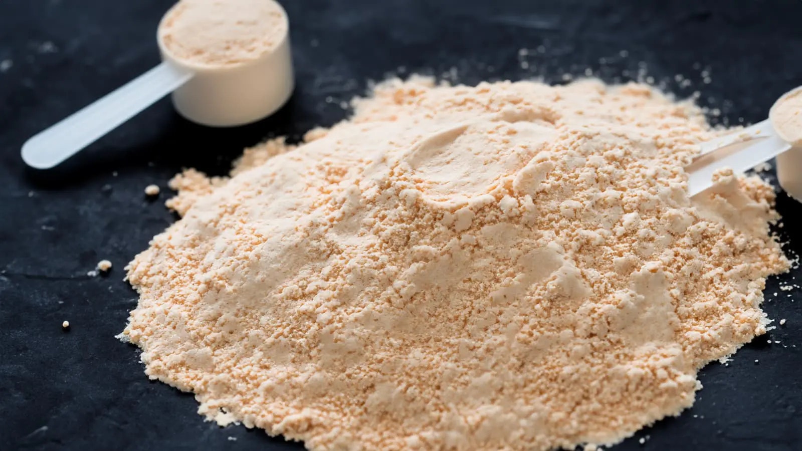 Ein Haufen Proteinpulver und ein Löffel.