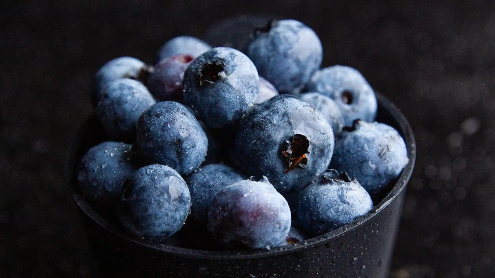 Ein Becher voll mit Blaubeeren.