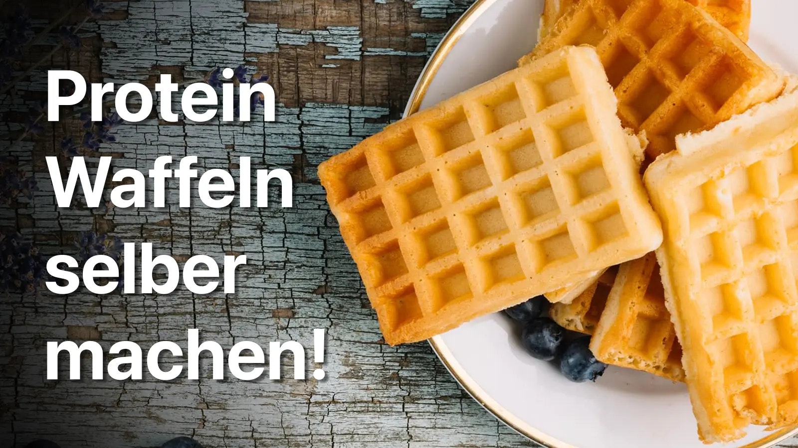 Rezept für Protein Waffeln - Mehrere Waffeln und Blaubeeren auf einem Teller.